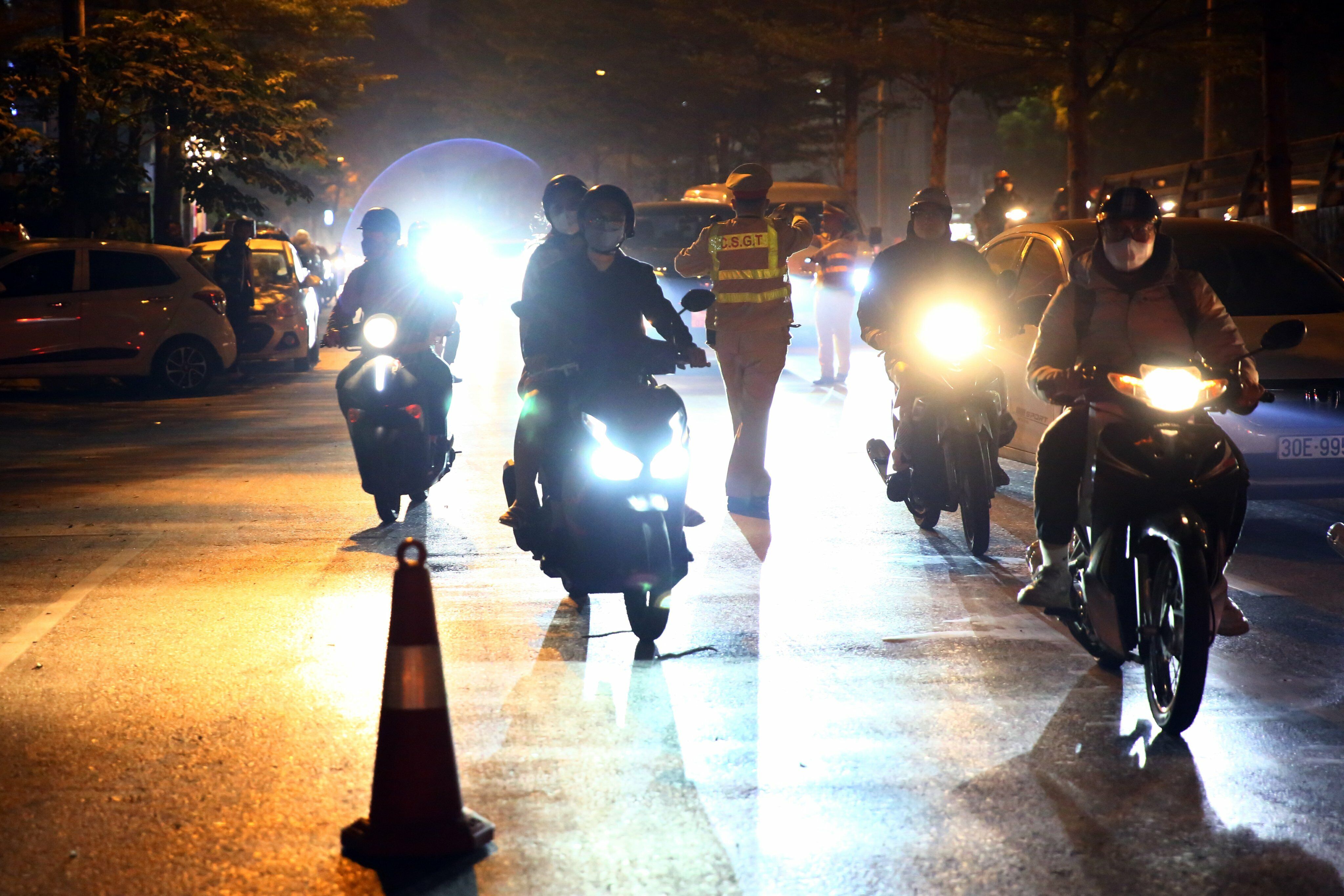 Ghi nhận l&uacute;c 21h30 tại khu vực đường L&aacute;ng hướng Ng&atilde; Tư Sở đi Cầu Giấy (H&agrave; Nội), Tổ c&ocirc;ng t&aacute;c Đội CSGT đường bộ số 3 lập chốt đo nồng độ cồn đối với c&aacute;c t&agrave;i xế &ocirc; t&ocirc; lưu th&ocirc;ng tr&ecirc;n đường. Để l&agrave;m nhiệm vụ, Tổ c&ocirc;ng t&aacute;c ngăn một phần đường L&aacute;ng, đặt cảnh b&aacute;o v&agrave; hướng dẫn c&aacute;c phương tiện di chuyển v&agrave;o khu vực đo nồng độ cồn.