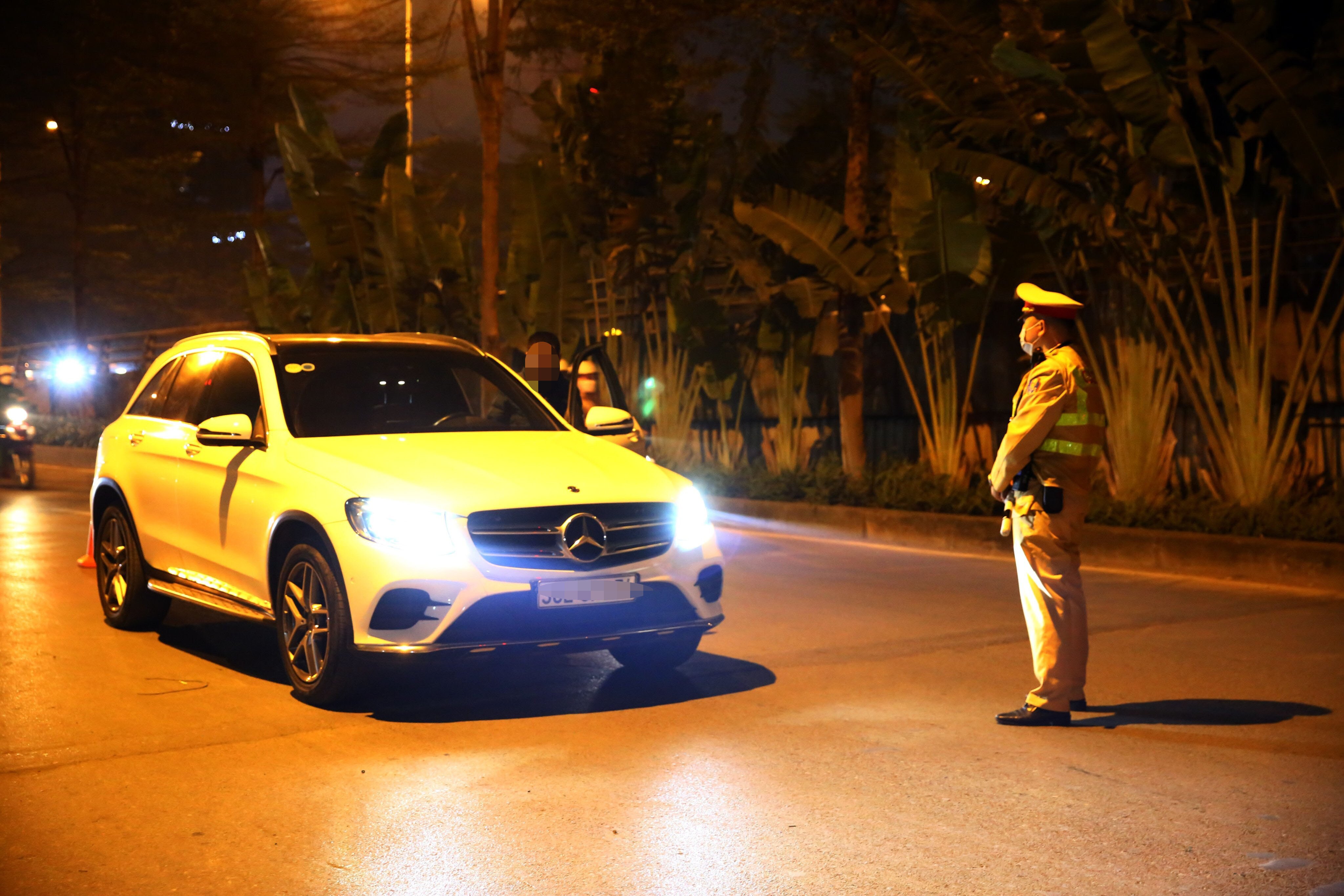 Tổ c&ocirc;ng t&aacute;c đ&atilde; dừng xe Mercedes GLC 300 m&agrave;u trắng BKS 30E- 973.XX, tr&ecirc;n xe c&oacute; 2 người để đo nồng độ cồn nam t&agrave;i xế. Kết quả, t&agrave;i xế N.V.D. (SN 1961, tr&uacute; tại H&agrave; Nội) vi phạm nồng độ cồn mức 0,093 mg/l&iacute;t kh&iacute; thở.