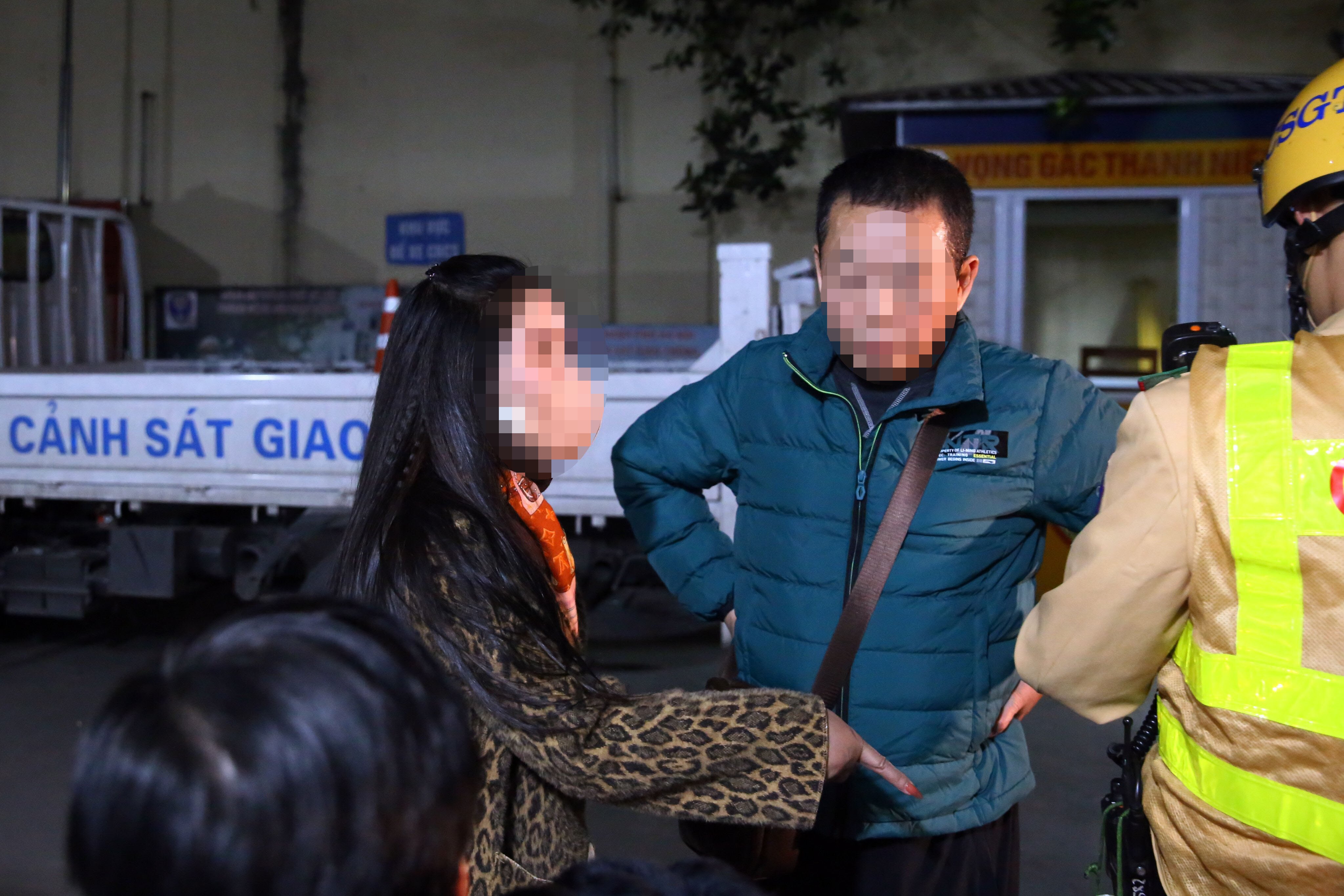 Điều đ&aacute;ng n&oacute;i, sau khi c&oacute; kết quả đo nồng độ cồn t&agrave;i xế N.V.D., người phụ nữ đi c&ugrave;ng &ocirc;ng D. đ&atilde; to tiếng, lăng mạ c&aacute;n bộ, chiến sĩ trong Tổ c&ocirc;ng t&aacute;c. Người n&agrave;y cho rằng, gia đ&igrave;nh vừa ăn cơm xong v&agrave; kh&ocirc;ng vi phạm ph&aacute;p luật tại sao lại bị dừng xe kiểm tra nồng độ cồn.