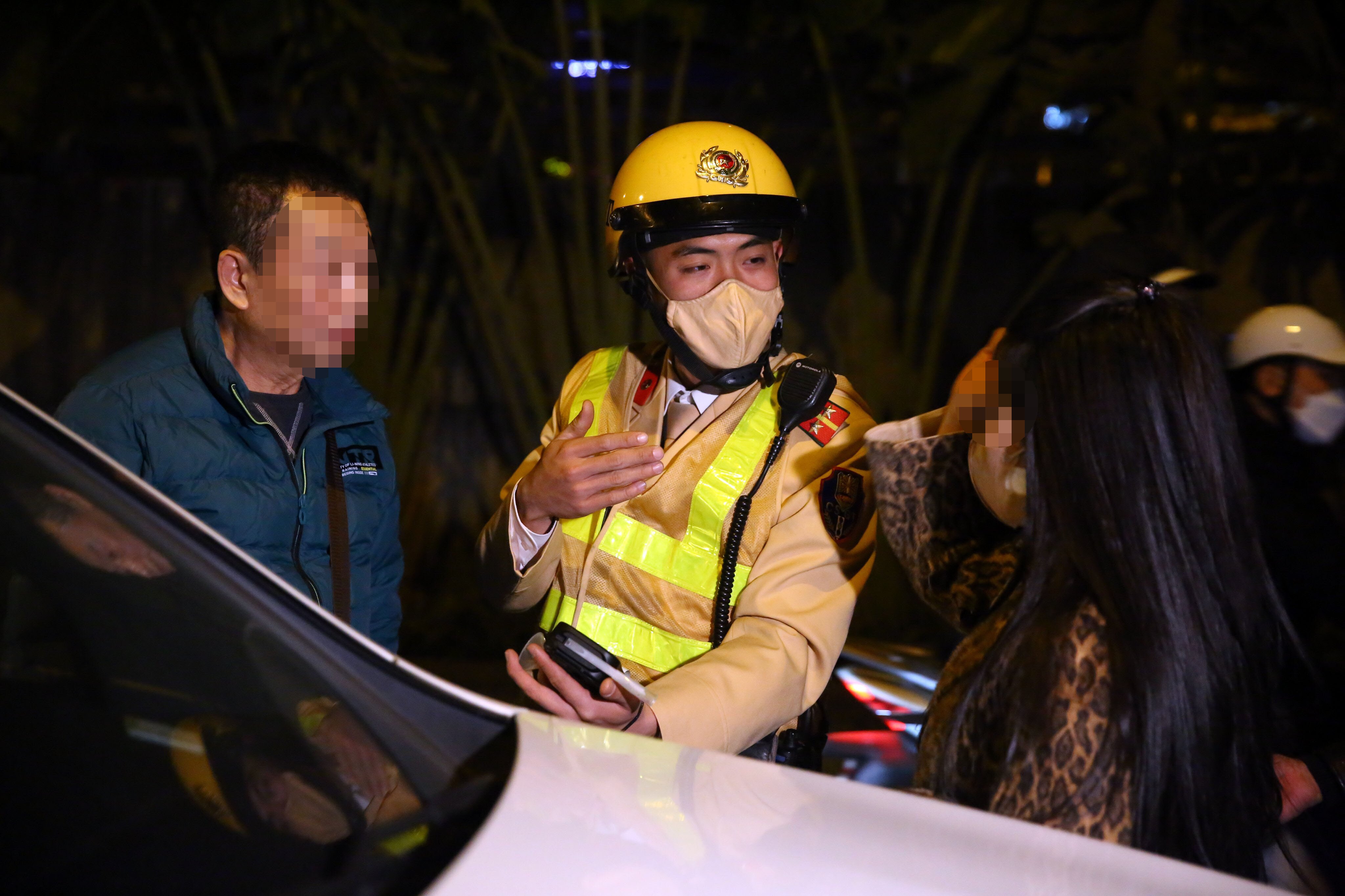 Khi Tổ c&ocirc;ng t&aacute;c y&ecirc;u cầu t&agrave;i xế D. v&agrave;o khu vực lập bi&ecirc;n bản, người phụ nữ tiếp tục phản ứng gay gắt n&ecirc;n đ&atilde; bị Tổ c&ocirc;ng t&aacute;c mời ra ngo&agrave;i để tr&aacute;nh g&acirc;y mất trật tự. Tuy nhi&ecirc;n, người n&agrave;y lấy điện thoại gọi cho một số người kh&aacute;c v&agrave; y&ecirc;u cầu c&aacute;n bộ, chiến sĩ cho xem bảng t&ecirc;n, số hiệu...