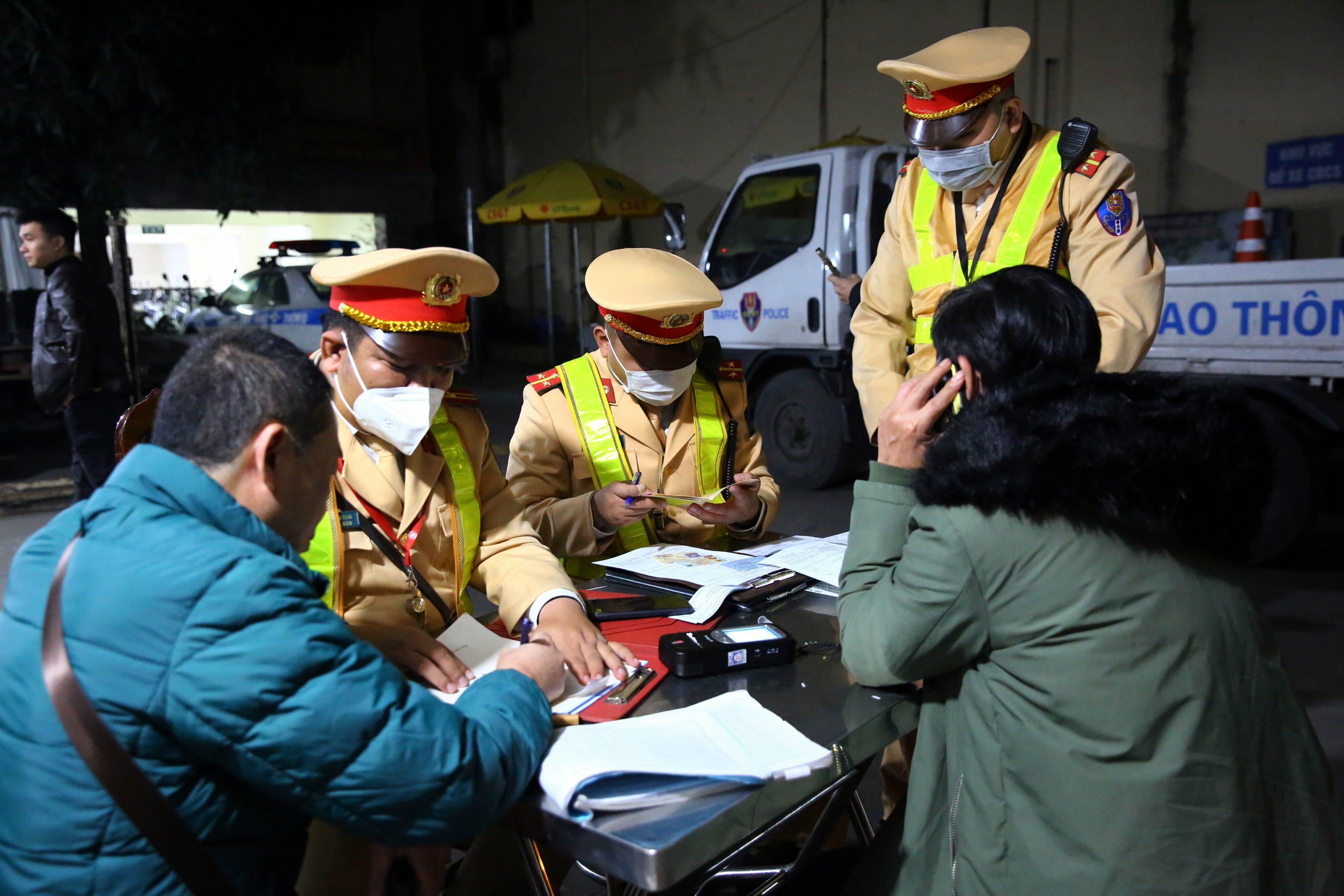 &Ocirc;ng N.V.D. thừa nhận đ&atilde; uống 1 cốc bia rồi điều khiển &ocirc; t&ocirc;, chấp h&agrave;nh k&yacute; v&agrave;o bi&ecirc;n bản xử phạt. Với lỗi tr&ecirc;n, tổ c&ocirc;ng t&aacute;c đ&atilde; lập bi&ecirc;n bản xử phạt &ocirc;ng N.V.D. với số tiền 7 triệu đồng, tước giấy ph&eacute;p l&aacute;i xe 11 th&aacute;ng v&agrave; tạm giữ phương tiện 7 ng&agrave;y.