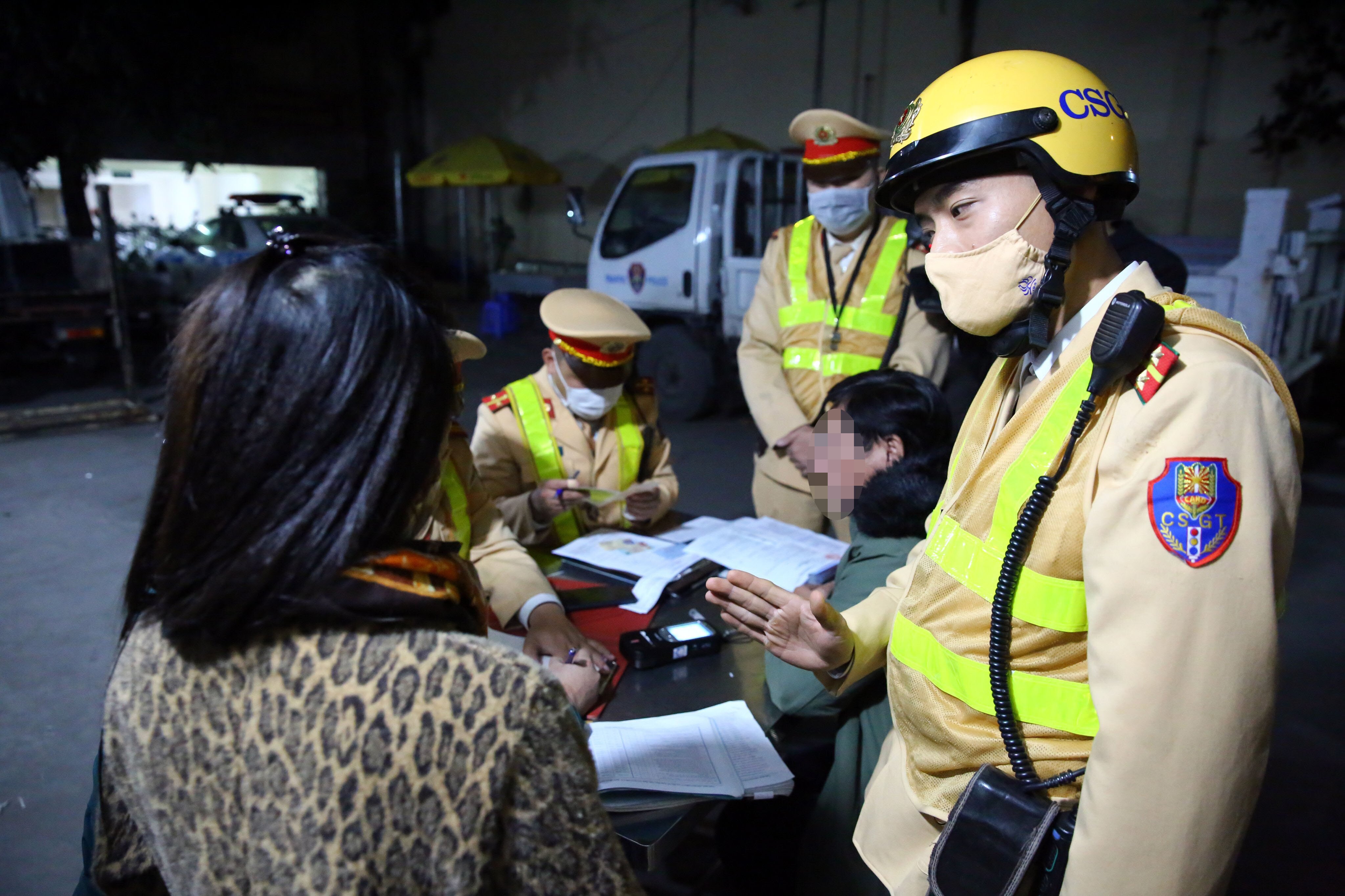 Theo Thiếu t&aacute; L&atilde; Sơn T&ugrave;ng, Đội CSGT đường bộ số 3, đ&atilde; xảy ra nhiều vụ va chạm, TNGT li&ecirc;n quan đến t&agrave;i xế vi phạm nồng độ cồn. Do đ&oacute;, thực hiện chỉ đạo của cấp  tr&ecirc;n, đơn vị đ&atilde;,đang v&agrave; sẽ tăng cường lực lượng tuần tra kiểm so&aacute;t, xử l&yacute; nghi&ecirc;m vi phạm nồng độ cồn trong dịp cuối năm, Tết Dương lịch, Tết Nguy&ecirc;n đ&aacute;n 2023 v&agrave; lễ hội Xu&acirc;n.