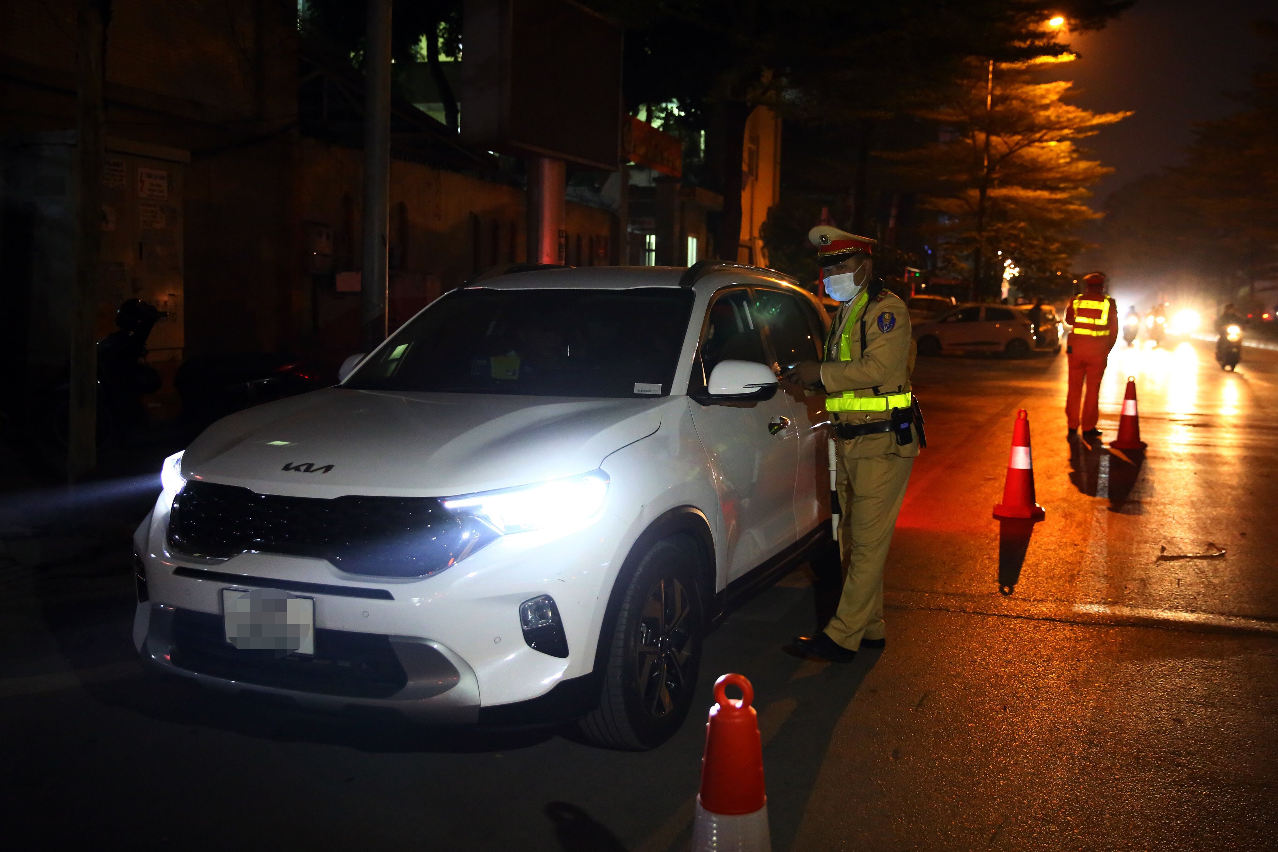 Theo số liệu của Ph&ograve;ng CSGT (C&ocirc;ng an TP H&agrave; Nội) chỉ t&iacute;nh ri&ecirc;ng từ ng&agrave;y 14- 20/12, đơn vị đ&atilde; xử phạt hơn 300 trường hợp vi phạm nồng độ cồn.