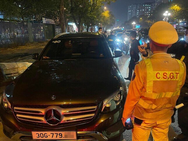 Cũng trong tối c&ugrave;ng ng&agrave;y, Tổ c&ocirc;ng t&aacute;c Y7/141 l&agrave;m nhiệm vụ tại n&uacute;t giao L&ecirc; Văn Lương - Ho&agrave;ng Đạo Th&uacute;y (H&agrave; Nội) ph&aacute;t hiện nhiều trường hợp t&agrave;i xế &ocirc; t&ocirc; vi phạm nồng độ cồn. Trong đ&oacute;, c&oacute; trường hợp vi phạm cao gấp gần 3 lần mức kịch khung.