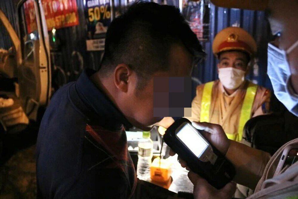 Cụ thể, Tổ c&ocirc;ng t&aacute;c ph&aacute;t hiện v&agrave; ra hiệu lệnh dừng xe Mercedes GLC 300 BKS 30G-779.XX kiểm tra, tuy nhi&ecirc;n, t&agrave;i xế n&agrave;y c&oacute; &yacute; định bỏ chạy v&agrave; bị c&aacute;n bộ chiến sĩ ngăn chặn.