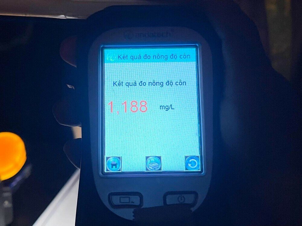 Qua kiểm tra nồng độ cồn, anh Đ.A.H. (36 tuổi, tr&uacute; tại H&agrave; Nội) l&agrave; l&aacute;i xe, cho kết quả 1,188 mg/l&iacute;t kh&iacute; thở. Mức vi phạm của anh H. l&agrave; rất cao, gấp gần 3 lần mức phạt kịch khung (l&agrave; 0,4 mg/l&iacute;t kh&iacute; thở). Nam t&agrave;i xế ph&acirc;n trần trước đ&oacute; c&oacute; sử dụng bia c&ugrave;ng bạn b&egrave;.
Với lỗi vi phạm tr&ecirc;n, anh H. c&oacute; thể bị xử phạt từ 30-40 triệu đồng, tước giấy ph&eacute;p l&aacute;i xe 22-24 th&aacute;ng v&agrave; tạm giữ phương tiện 7 ng&agrave;y.