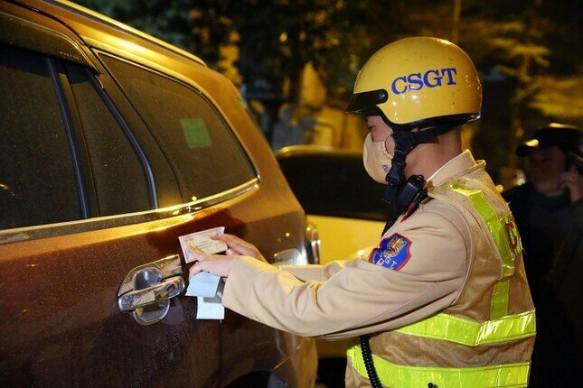 Trước đ&oacute;, Tổ c&ocirc;ng t&aacute;c dừng kiểm tra &ocirc; t&ocirc; Land Cruiser Prado, biển số 30F-926.XX. Kết quả đo nồng độ cồn t&agrave;i xế V.V.T. (52 tuổi, tr&uacute; tại H&agrave; Nội) l&agrave; 0,313 mg/l&iacute;t kh&iacute; thở.