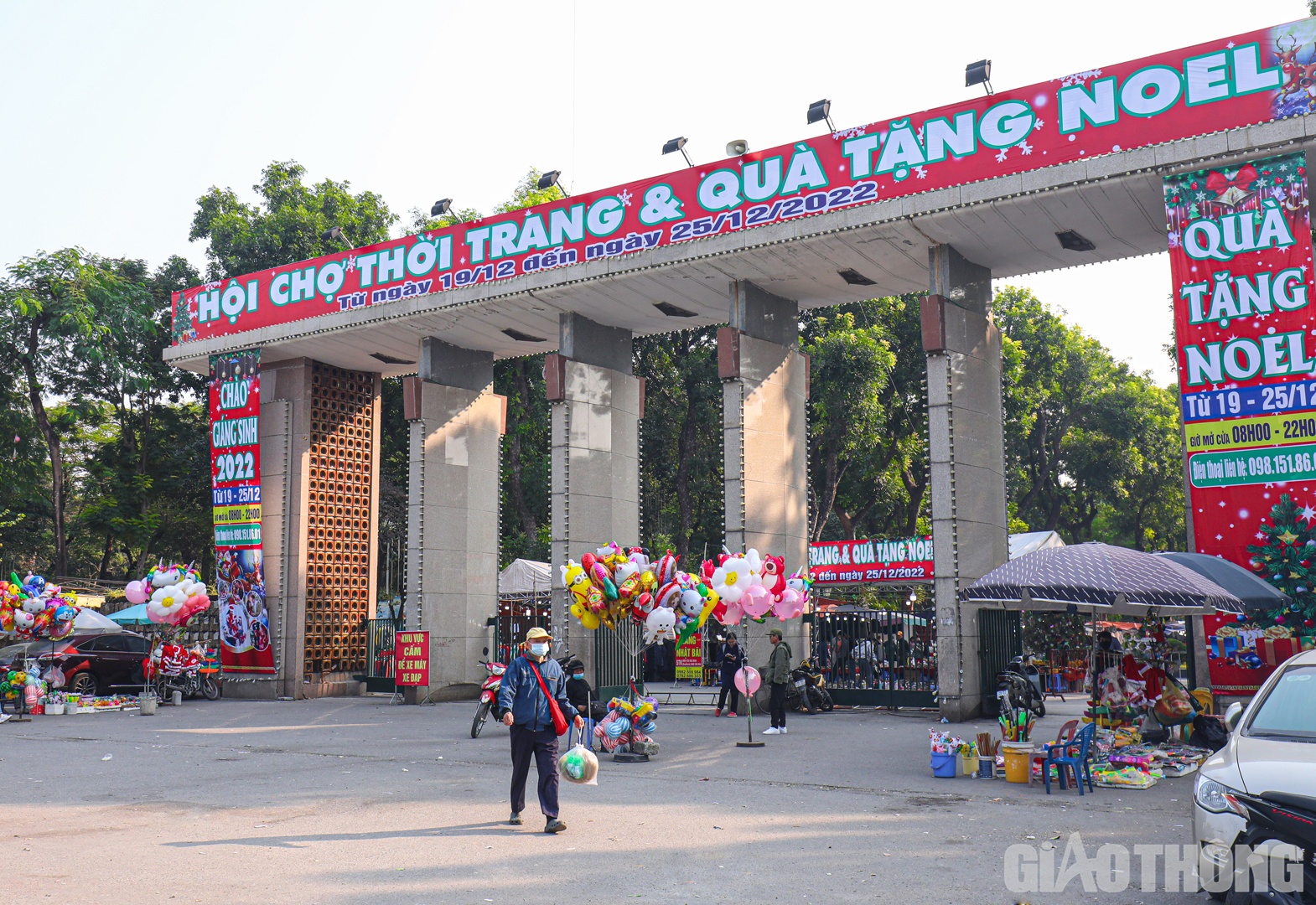 Th&agrave;nh phố cũng thống nhất với đề xuất tổ chức phố đi bộ v&agrave;o thứ Bảy, Chủ nhật hằng tuần; mở ngay cạnh C&ocirc;ng vi&ecirc;n Thống Nhất ph&iacute;a đường Trần Nh&acirc;n T&ocirc;ng, tạo kh&ocirc;ng gian mở c&ocirc;ng vi&ecirc;n kết nối với kh&ocirc;ng gian đi bộ, li&ecirc;n kết c&ocirc;ng vi&ecirc;n với hồ Thiền Quang. C&ugrave;ng với đ&oacute;, UBND TP y&ecirc;u cầu nghi&ecirc;n cứu phương &aacute;n kết nối, hoạt động văn h&oacute;a nghệ thuật từ C&ocirc;ng vi&ecirc;n Thống Nhất ra kh&ocirc;ng gian đi bộ.