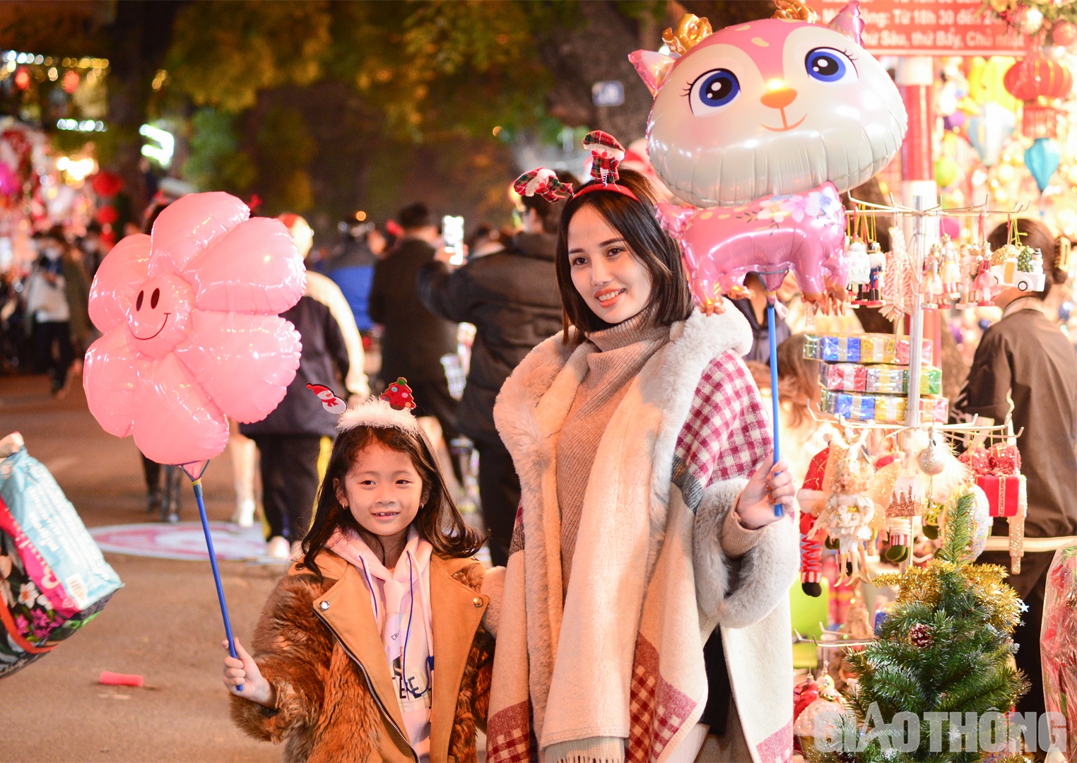 C&ugrave;ng con g&aacute;i đi chụp ảnh v&agrave;o ng&agrave;y cuối tuần, chị Trần Hương Giang (qu&ecirc; Nghệ An) cho biết: "Khi 2 mẹ con chụp ảnh, c&oacute; một số chủ cửa h&agrave;ng hơi kh&oacute; t&iacute;nh hoặc giục chị chụp nhanh để họ tiếp tục b&aacute;n h&agrave;ng. T&ocirc;i cũng th&ocirc;ng cảm v&igrave; thời điểm n&agrave;y rất đ&ocirc;ng kh&aacute;ch n&ecirc;n họ mới phản ứng như vậy".