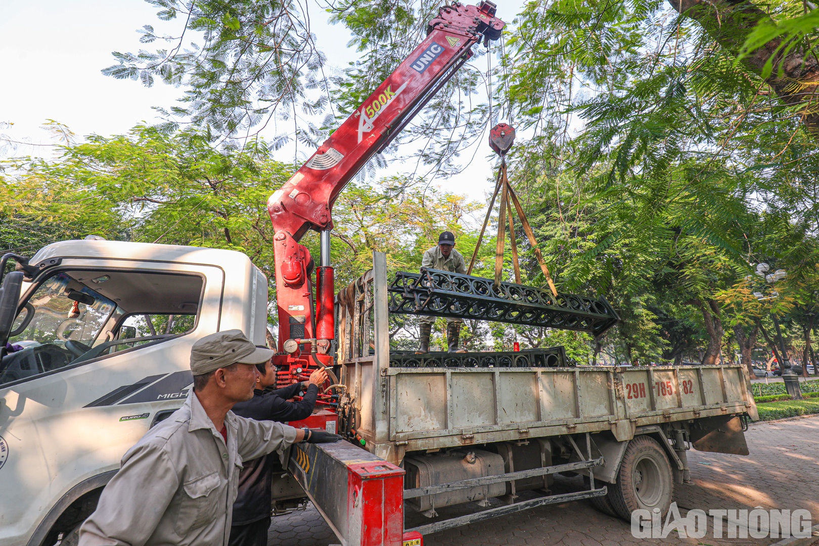 Xe cẩu cũng được huy động để vận chuyển trụ v&agrave; ph&ecirc;n h&agrave;ng r&agrave;o vừa cắt.