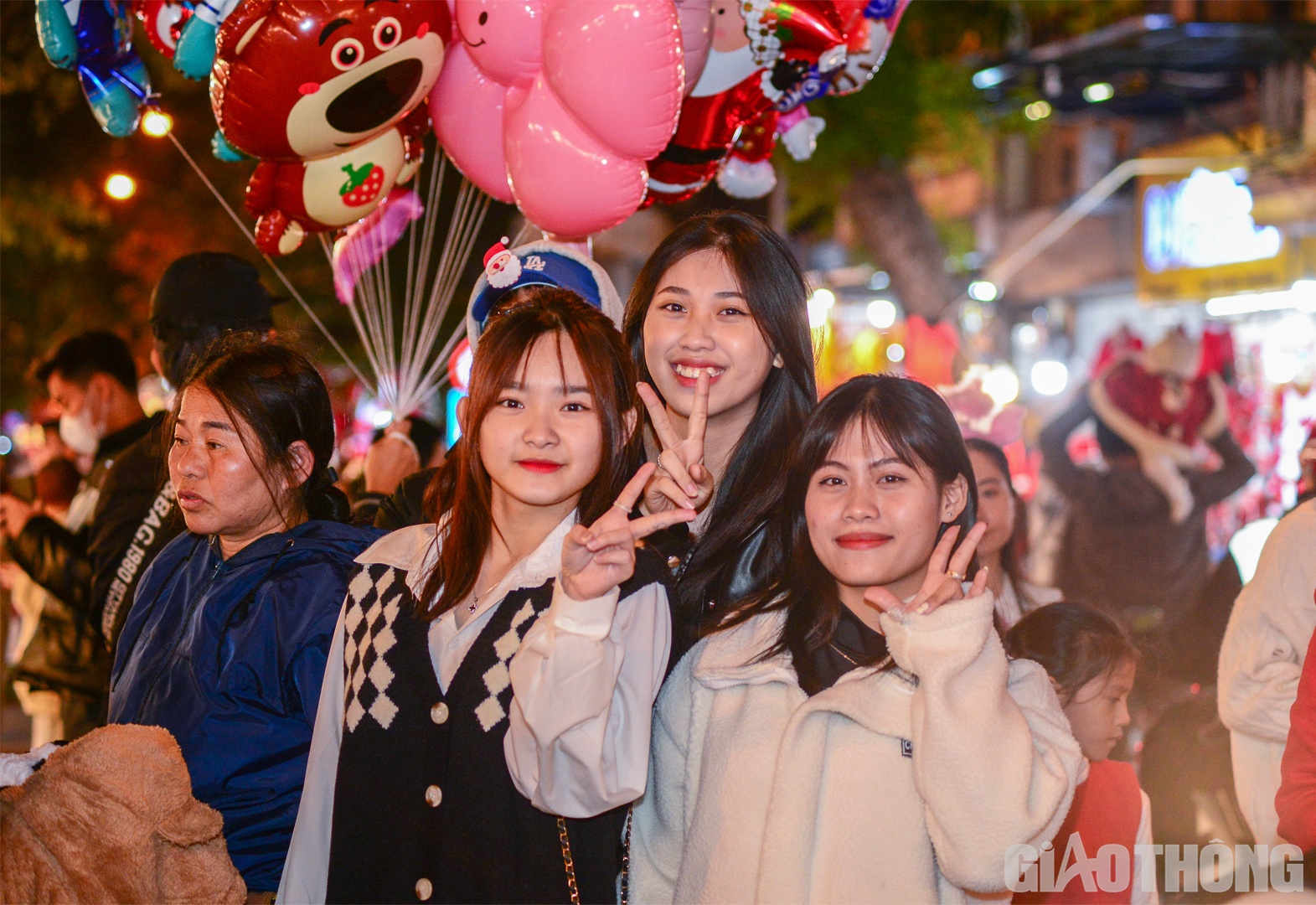 C&ograve;n với nh&oacute;m của bạn L&ecirc; Mỹ T&acirc;m (ở giữa) cảm thấy h&agrave;o hứng v&igrave; phố đ&atilde; "l&ecirc;n đồ" Gi&aacute;ng sinh sớm, rất thuận lợi để c&oacute; được nhiều bức ảnh ưng &yacute;.