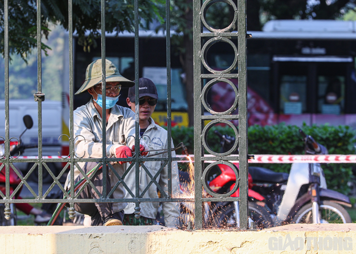 Dự kiến, việc th&aacute;o dỡ sẽ ho&agrave;n th&agrave;nh trước ng&agrave;y 30/12 để chuẩn bị cho hội hoa Xu&acirc;n cũng như khai trương kh&ocirc;ng gian đi bộ - văn h&oacute;a khu vực phố Trần Nh&acirc;n T&ocirc;ng v&agrave; phụ cận.