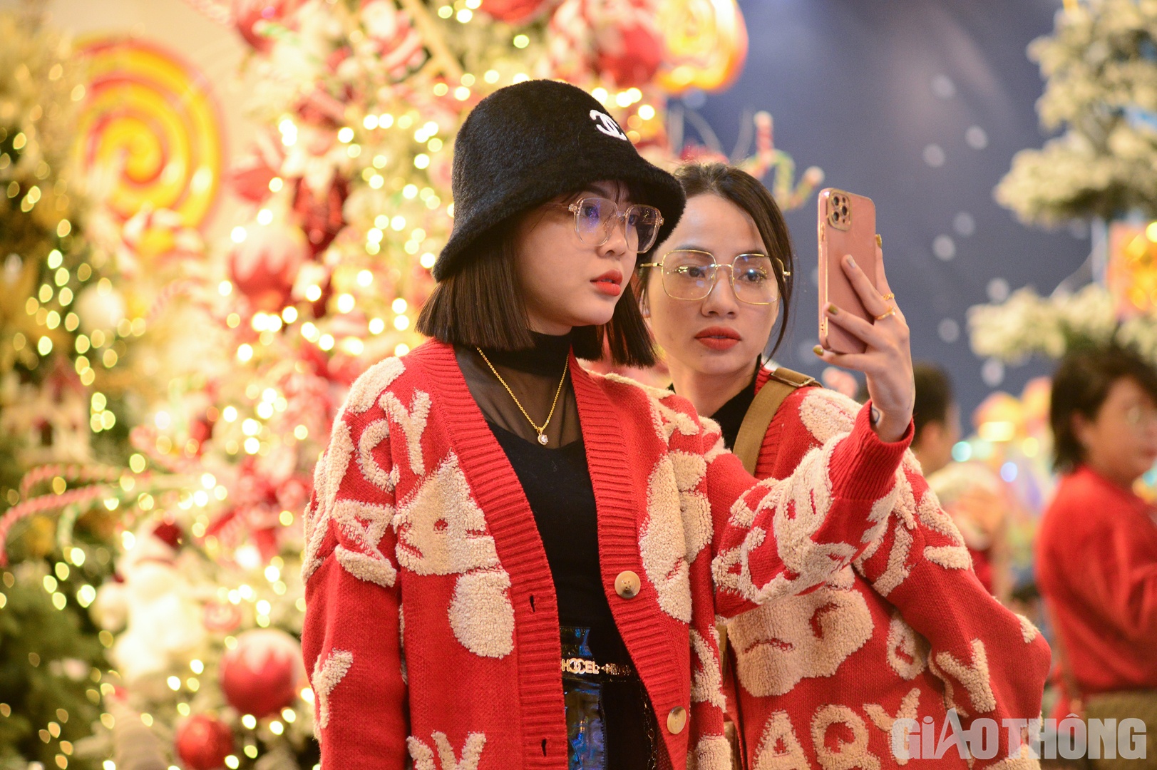 Lần đầu c&ugrave;ng bạn ra phố H&agrave;ng M&atilde; chơi Noel sớm, Hằng (b&ecirc;n tr&aacute;i) cảm thấy ấn tượng với nhiều gian h&agrave;ng trang tr&iacute; đẹp mắt v&agrave; rực rỡ sắc m&agrave;u.