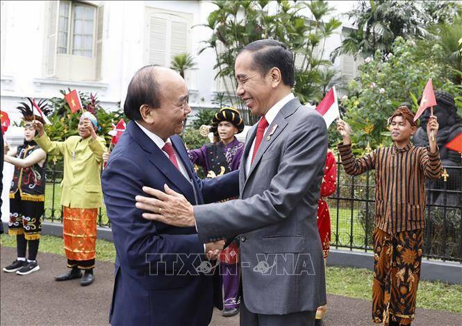 V&agrave;o l&uacute;c 10h s&aacute;ng 22/12, tại Dinh Tổng thống ở th&agrave;nh phố Bogor, tỉnh T&acirc;y Java, Tổng thống Joko Widodo đ&atilde; chủ tr&igrave; lễ đ&oacute;n cấp Nh&agrave; nước Chủ tịch nước Nguyễn Xu&acirc;n Ph&uacute;c. Đo&agrave;n xe chở Chủ tịch nước Nguyễn Xu&acirc;n Ph&uacute;c v&agrave; Đo&agrave;n đại biểu cấp cao Việt Nam được xe cảnh s&aacute;t Indonesia dẫn đường đưa đến Dinh Tổng thống. 

Ngay từ cổng của Dinh Tổng thống, đội nghi lễ gồm qu&acirc;n nhạc, kỵ binh v&agrave; đội nghi lễ trong trang phục truyền thống đa m&agrave;u sắc của Indonesia đ&atilde; đ&oacute;n v&agrave; dẫn đo&agrave;n v&agrave;o dinh. Tại nơi đỗ xe, Tổng thống Joko Widodo đ&oacute;n, bắt tay, ch&agrave;o mừng Chủ tịch nước Nguyễn Xu&acirc;n Ph&uacute;c dẫn đầu Đo&agrave;n đại biểu cấp cao Việt Nam thăm cấp Nh&agrave; nước Indonesia.