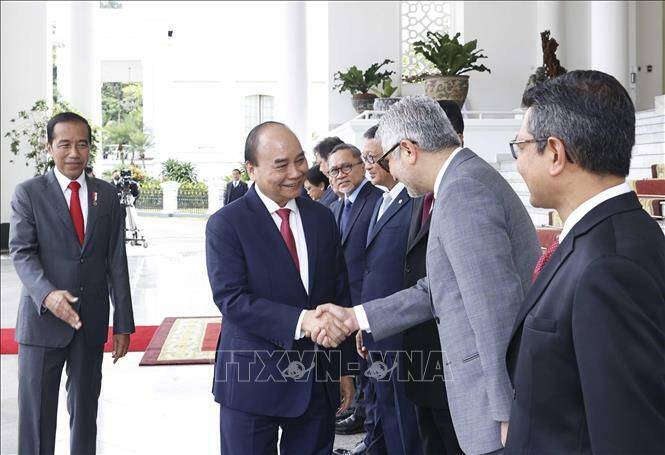 Tổng thống Joko Widodo giới thiệu c&aacute;c th&agrave;nh vi&ecirc;n Đo&agrave;n đại biểu Indonesia với Chủ tịch nước Nguyễn Xu&acirc;n Ph&uacute;c. Ảnh: Thống Nhất/TTXVN
