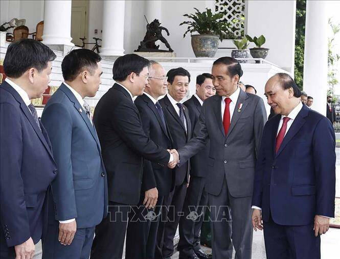 Chủ tịch nước Nguyễn Xu&acirc;n Ph&uacute;c giới thiệu c&aacute;c th&agrave;nh vi&ecirc;n Đo&agrave;n đại biểu Việt Nam với Tổng thống Joko Widodo. Ảnh: Thống Nhất/TTXVN