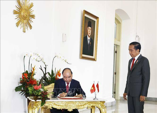 Chủ tịch nước Nguyễn Xu&acirc;n Ph&uacute;c ghi sổ lưu niệm tại Dinh Tổng thống. Ảnh: Thống Nhất/TTXVN