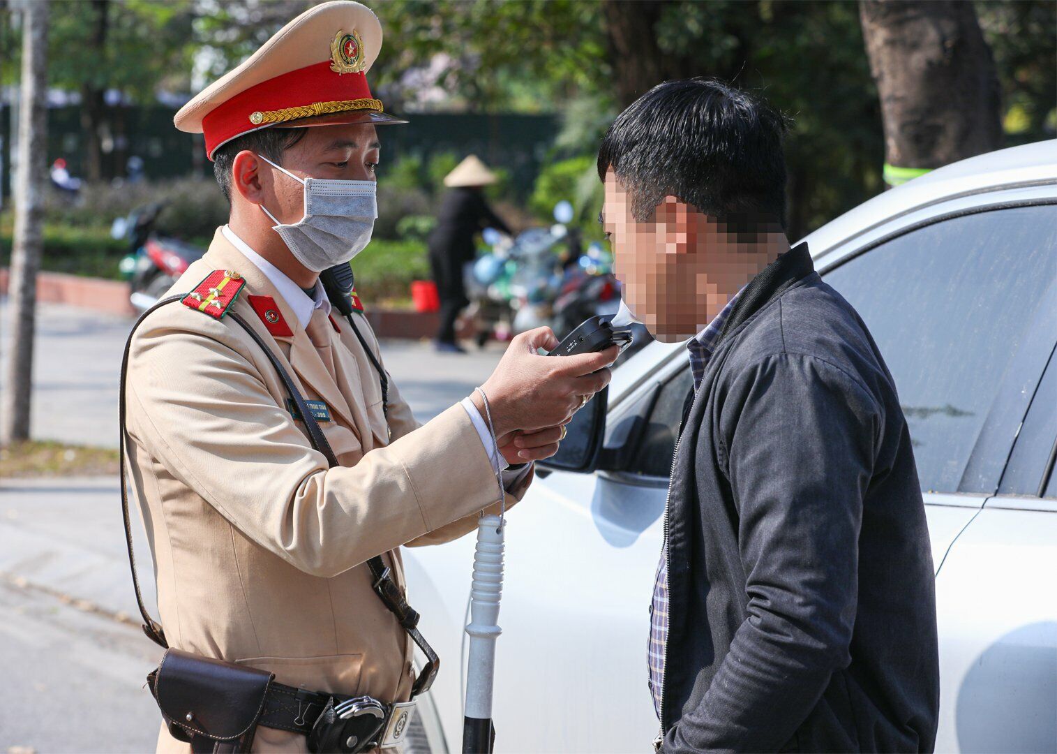 Để đảm bảo trật tự ATGT dịp cuối năm, thời gian n&agrave;y, Ph&ograve;ng CSGT, C&ocirc;ng an TP H&agrave; Nội đ&atilde; tăng cường c&ocirc;ng t&aacute;c tuần tra kiểm so&aacute;t, xử l&yacute; vi phạm giao th&ocirc;ng, trong đ&oacute; c&oacute; vi phạm nồng độ cồn. Ph&ograve;ng CSGT H&agrave; Nội đ&atilde; y&ecirc;u cầu đội nghiệp vụ bố tr&iacute; c&aacute;c tổ c&ocirc;ng t&aacute;c hoạt động trong nhiều khung giờ, kh&eacute;p k&iacute;n tr&ecirc;n c&aacute;c tuyến đường.