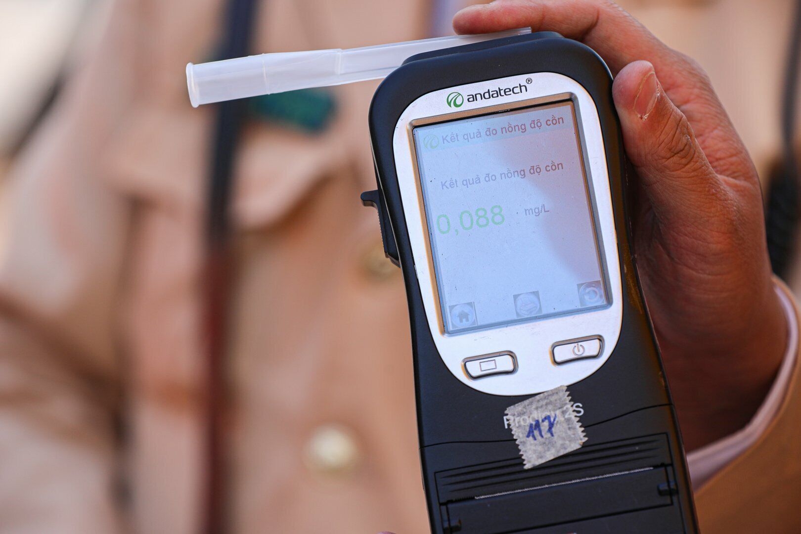 Kết quả đo nồng độ cồn cho thấy, t&agrave;i xế N.Đ.H., c&oacute; 0,088mg/L kh&iacute; thở.