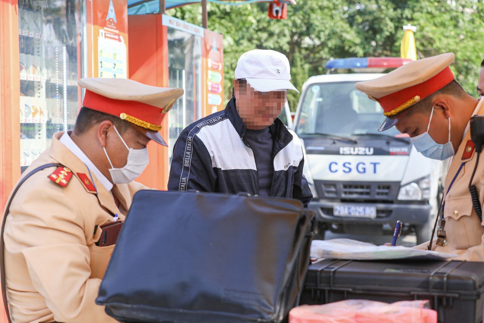 Sau khi m&aacute;y b&aacute;o c&oacute; nồng độ cồn trong hơi thở, t&agrave;i xế N.Đ.H., ph&acirc;n trần m&igrave;nh chỉ ăn kẹo bạc h&agrave;, kh&ocirc;ng hề sử dụng rượu bia. Tuy nhi&ecirc;n, khi đứng gần t&agrave;i xế n&agrave;y, PV v&agrave; lực lượng CSGT đều nhận thấy nồng nặc m&ugrave;i cồn.