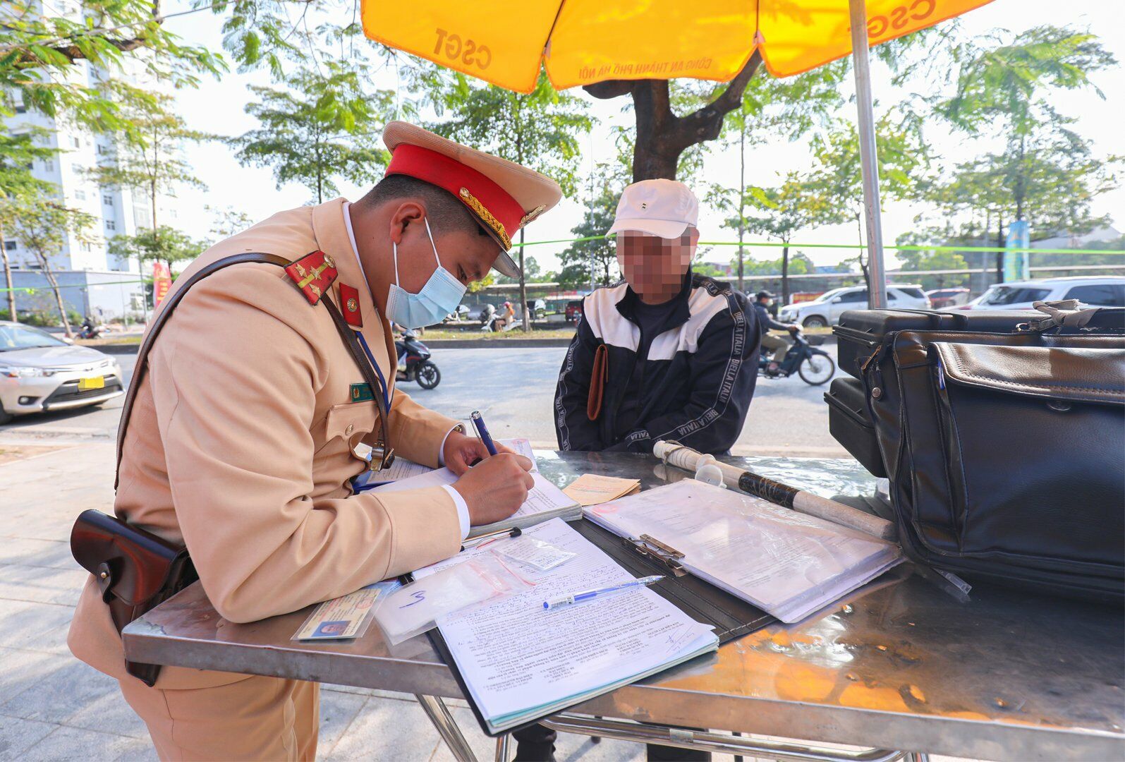 Kh&ocirc;ng thể giấu được, t&agrave;i xế n&agrave;y mới biện minh l&agrave; m&igrave;nh uống bia từ tối qua. "T&ocirc;i uống ở nh&agrave; từ tối qua, chứ h&ocirc;m nay kh&ocirc;ng một  ngụm n&agrave;o", N.Đ.H., n&oacute;i.