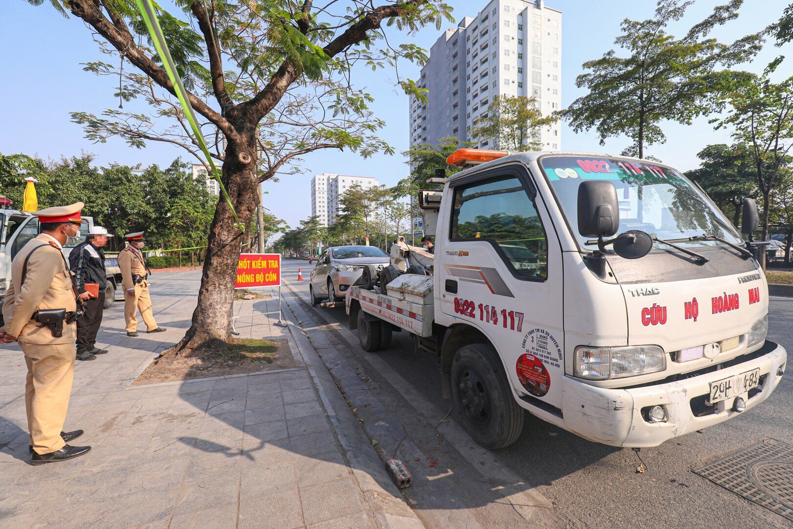 Với mức vi phạm n&agrave;y, t&agrave;i xế N.Đ.H. sẽ bị phạt từ 6 đến 8 triệu đồng, tước quyền sử dụng GPLX từ 10 đến 12 th&aacute;ng v&agrave; bị tạm giữ phương tiện giao th&ocirc;ng 7 ng&agrave;y.