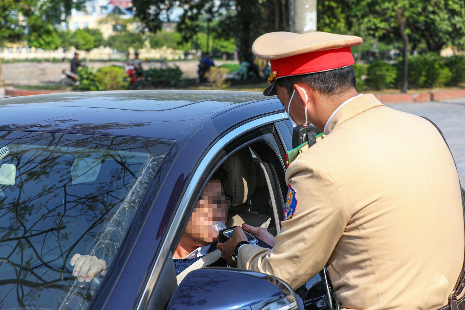 "Việc thực hiện kiểm tra ở c&aacute;c tuyến đường kh&aacute;c nhau sẽ tạo t&iacute;nh bất ngờ, từ đ&oacute; người vi phạm sẽ kh&ocirc;ng nắm được vị tr&iacute; cụ thể m&agrave; n&eacute; tr&aacute;nh việc kiểm tra của lực lượng chức năng", c&aacute;n bộ Đội CSGT số 14 cho hay.