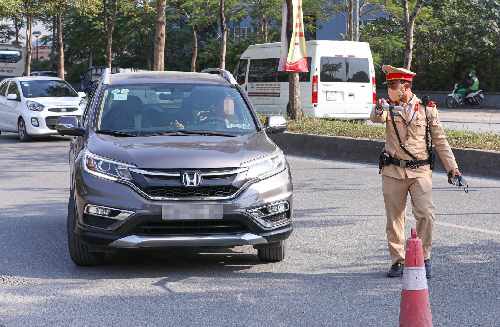 Đầu giờ chiều 23/12, Đội CSGT số 14 (C&ocirc;ng an TP H&agrave; Nội) đ&atilde; tiến h&agrave;nh lập chốt kiểm tra nồng độ cồn tr&ecirc;n phố T&acirc;n Mai, quận Ho&agrave;ng Mai.