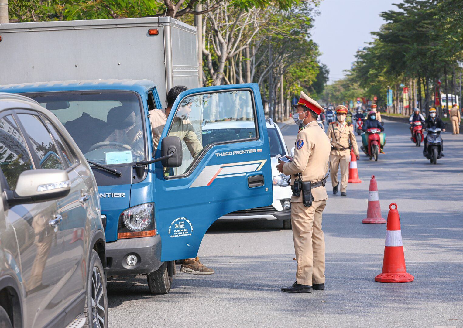 Để đảm bảo trật tự ATGT tại khu vực kiểm tra, lực lượng CSGT đ&atilde; ngăn một l&agrave;n đường tr&ecirc;n phố T&acirc;n Mai.