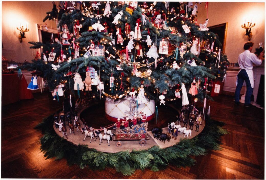 Tuy nhi&ecirc;n, truyền thống n&agrave;y bị gi&aacute;n đoạn 2 lần. Một lần v&agrave;o năm 1962, c&acirc;y th&ocirc;ng được trưng b&agrave;y tại đại sảnh do Ph&ograve;ng Xanh đang được tu sửa. Lần thứ 2 l&agrave; v&agrave;o năm 1969, cố Đệ nhất Phu nh&acirc;n Patricia Nixon cũng chọn đại sảnh để đặt c&acirc;y th&ocirc;ng được trang tr&iacute; với những quả b&oacute;ng satin v&agrave; nhung đỏ do những thợ thủ c&ocirc;ng khuyết tật tại bang Florida thực hiện v&agrave; được gắn những lo&agrave;i hoa biểu tượng của c&aacute;c bang tại Mỹ. Ảnh - Whitehousehistory