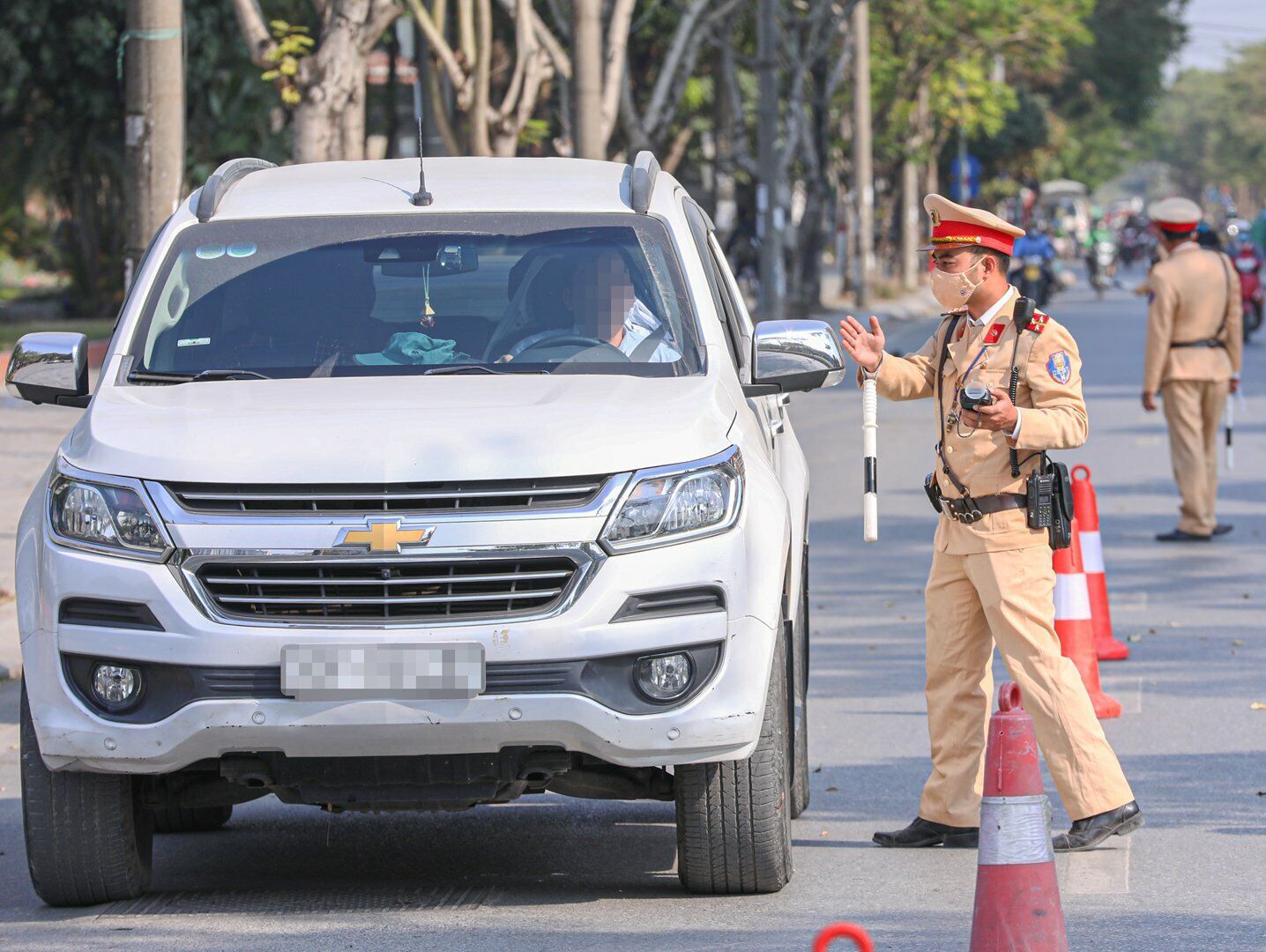 Ghi nhận của PV B&aacute;o Giao th&ocirc;ng, nhiều &ocirc; t&ocirc; qua đ&acirc;y được y&ecirc;u cầu dừng lại để kiểm tra nồng độ cồn của t&agrave;i xế.