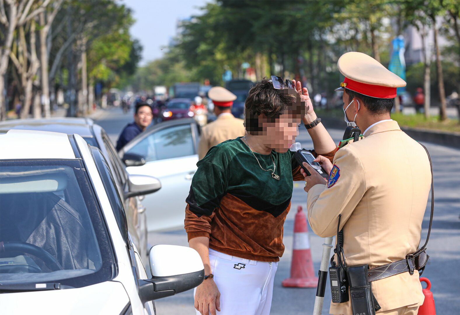 Để s&agrave;ng lọc nhanh những l&aacute;i xe c&oacute; nồng độ cồn trong hơi thở, Đội CSGT số 14 (C&ocirc;ng an TP H&agrave; Nội) đ&atilde; sử dụng phương ph&aacute;p test nhanh, nếu nghi ngờ sẽ tiến h&agrave;nh bước kiểm tra tiếp theo.