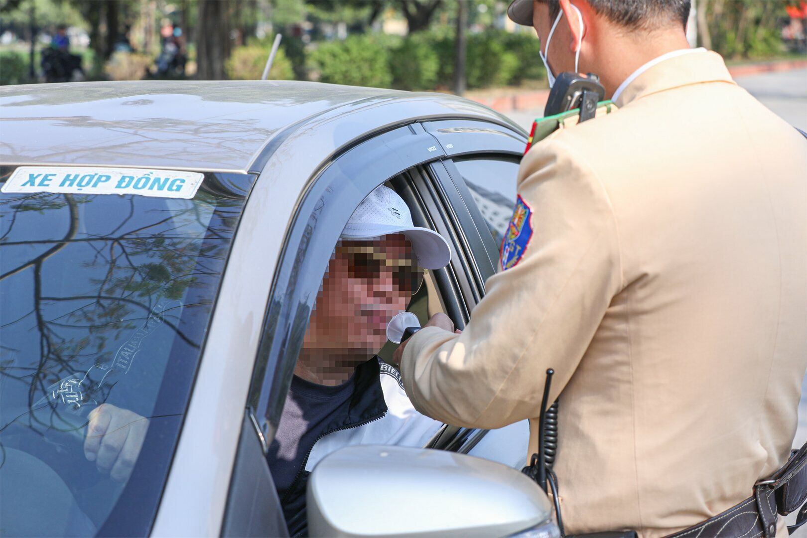 Sau khi kiểm tra nhanh v&agrave;i chục lượt phương tiện, lực lượng CSGT đ&atilde; ph&aacute;t hiện t&agrave;i xế N.Đ.H. (SN:1968; Thường tr&uacute; tại quận Ho&agrave;ng Mai, TP H&agrave; Nội) điều khiển xe &ocirc; t&ocirc; BKS 30E-81.XXX trong hơi thở c&oacute; nồng độ cồn.