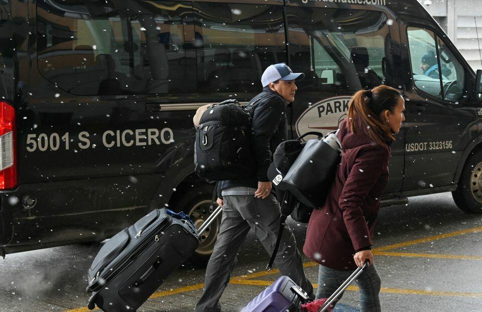 T&igrave;nh trạng thời tiết n&agrave;y đ&atilde; ảnh hưởng mạnh tới hoạt động đi lại của người d&acirc;n trong khi đ&acirc;y l&agrave; dịp cao điểm đi lại để du lịch v&agrave; về thăm người th&acirc;n. Trước đ&oacute;, H&atilde;ng United Airlines ước t&iacute;nh mỗi ng&agrave;y phục vụ trung b&igrave;nh 440.000 kh&aacute;ch trong khoảng thời gian từ 22/12/2022 &ndash; 09/01/2023, hơn cả lượng kh&aacute;ch h&atilde;ng chở trong đợt nghỉ lễ Tạ ơn hồi cuối th&aacute;ng 11 vừa qua. Ảnh - Reuters