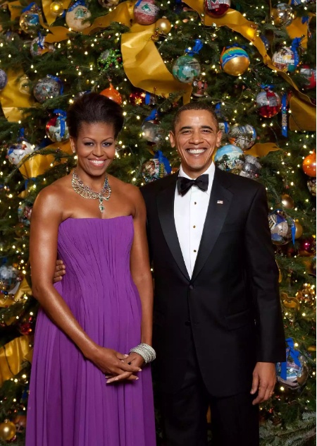 Năm 2009, cựu Đệ nhất phu nh&acirc;n Michelle Obama lựa chọn chủ đề &ldquo;Suy ngẫm, vui mừng v&agrave; đổi mới&rdquo; cho Gi&aacute;ng sinh đầu ti&ecirc;n của gia đ&igrave;nh tại Nh&agrave; Trắng. Đến năm 2011, chủ đề l&agrave; &ldquo;Tỏa s&aacute;ng, cho đi, chia sẻ&rdquo; với c&acirc;y th&ocirc;ng được trang tr&iacute; bằng những tấm thiệp do ch&iacute;nh tay c&aacute;c th&agrave;nh vi&ecirc;n c&aacute;c gia đ&igrave;nh qu&acirc;n nh&acirc;n Mỹ thực hiện. Ảnh - People