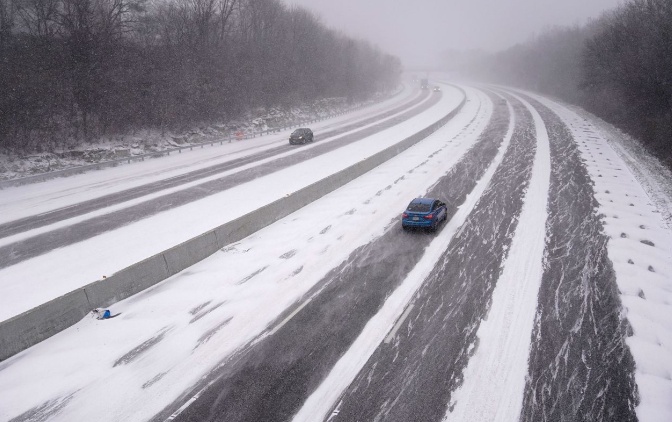 Hơn 90 triệu người tr&ecirc;n 37 bang của Mỹ nằm trong khu vực cảnh b&aacute;o thời tiết xấu, đến mức Cơ quan Dự b&aacute;o Thời tiết quốc gia Mỹ gọi đ&acirc;y l&agrave; kiểu thời tiết cực đoan cả thế hệ mới xảy ra một lần. Số người bị ảnh hưởng v&igrave; b&atilde;o tuyết tại Mỹ tương đương với d&acirc;n số của cả Việt Nam ước t&iacute;nh đến th&aacute;ng 12/2021 l&agrave; hơn 98 triệu người. Ảnh - Reuters