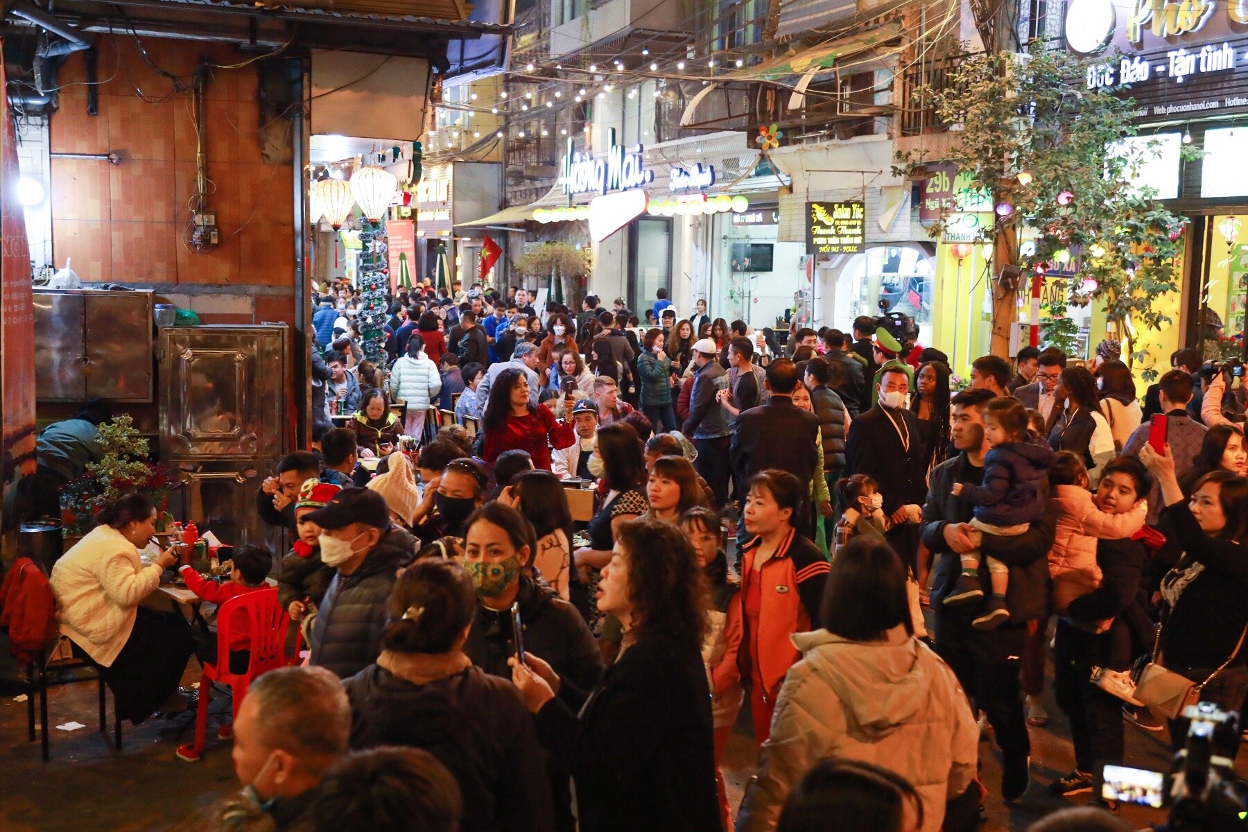 Tối 23/12, khu phố ẩm thực đ&ecirc;m kết hợp phố đi bộ Đảo Ngọc - Ngũ X&atilde; (phường Tr&uacute;c Bạch, quận Ba Đ&igrave;nh) ch&iacute;nh thức khai trương v&agrave; trở th&agrave;nh khu phố ẩm thực đ&ecirc;m thứ hai ở H&agrave; Nội (sau phố Tống Duy T&acirc;n - Cấm Chỉ).