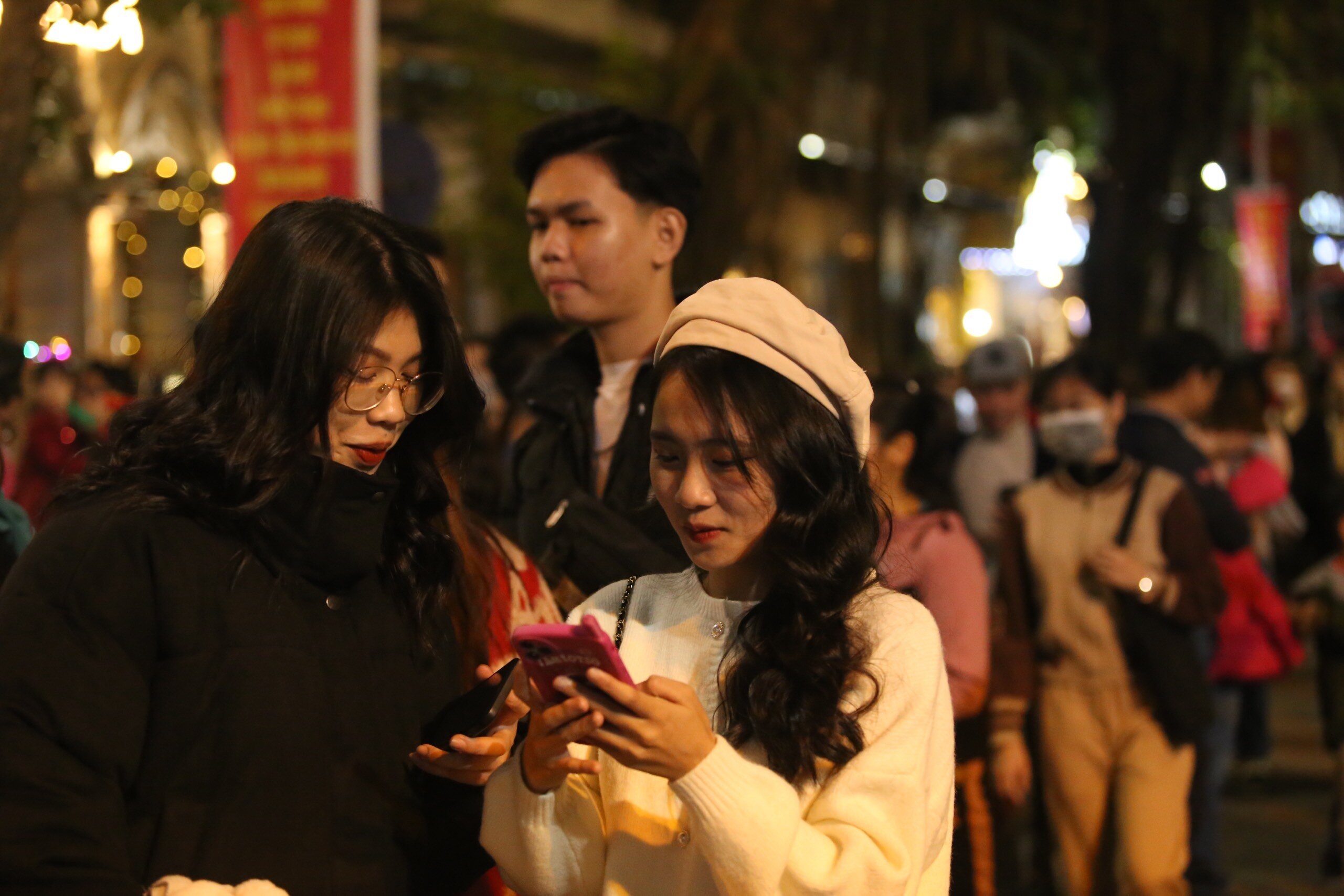 Bạn Huyền Trang cho biết: "Năm ngo&aacute;i do dịch Covid-19, t&ocirc;i kh&ocirc;ng thể đến được đ&acirc;y. V&igrave; thế năm nay t&ocirc;i v&agrave; bạn b&egrave; rất h&aacute;o hức đến Nh&agrave; thờ lớn v&agrave; kh&ocirc;ng gian phố đi bộ Hồ Gươm để đ&oacute;n Gi&aacute;ng sinh"