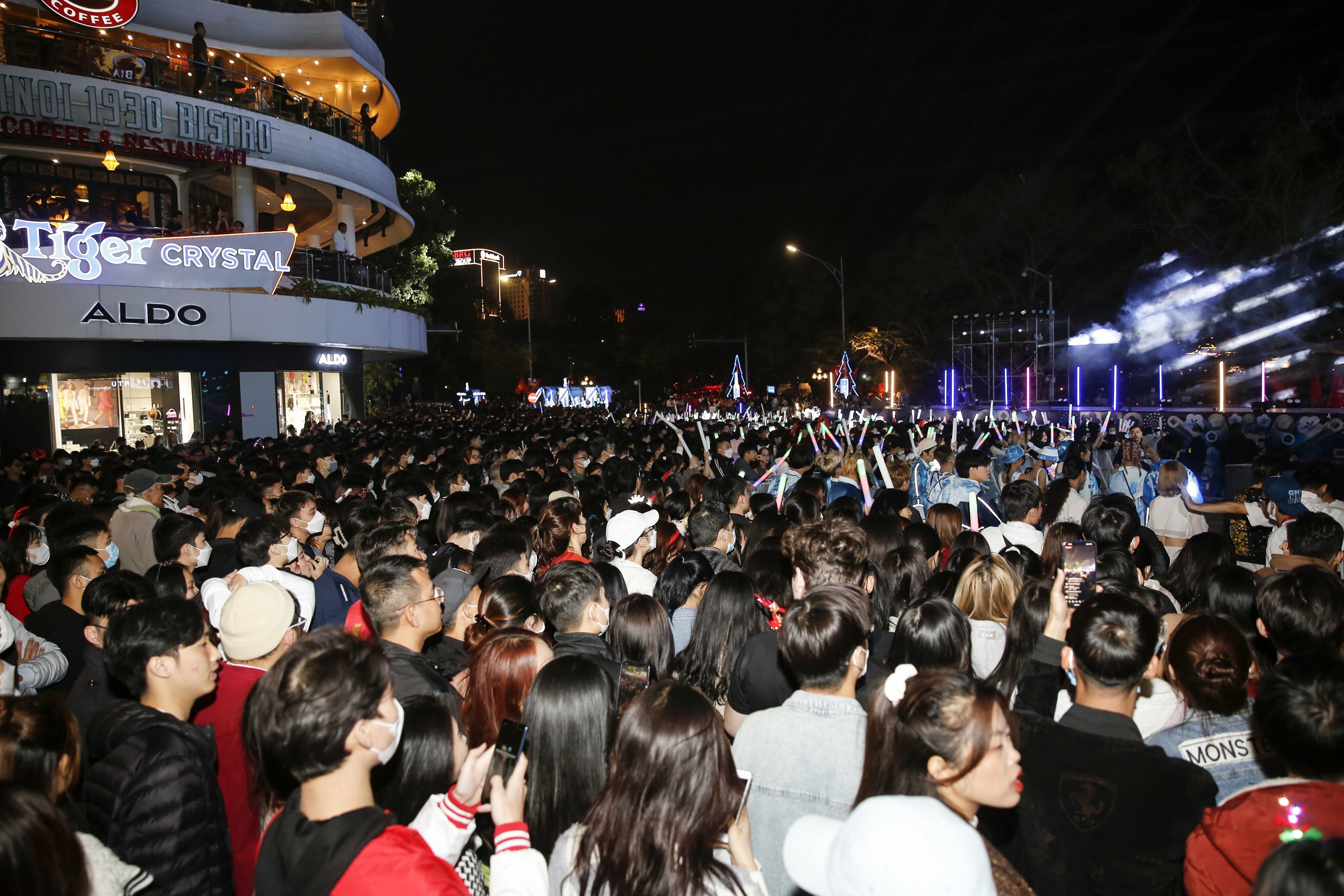 Du kh&aacute;ch đ&ocirc;ng như n&ecirc;m tr&ecirc;n đường Đinh Ti&ecirc;n Ho&agrave;ng (trước t&ograve;a nh&agrave; H&agrave;m C&aacute; Mập) để xem lễ hội &acirc;m nhạc.