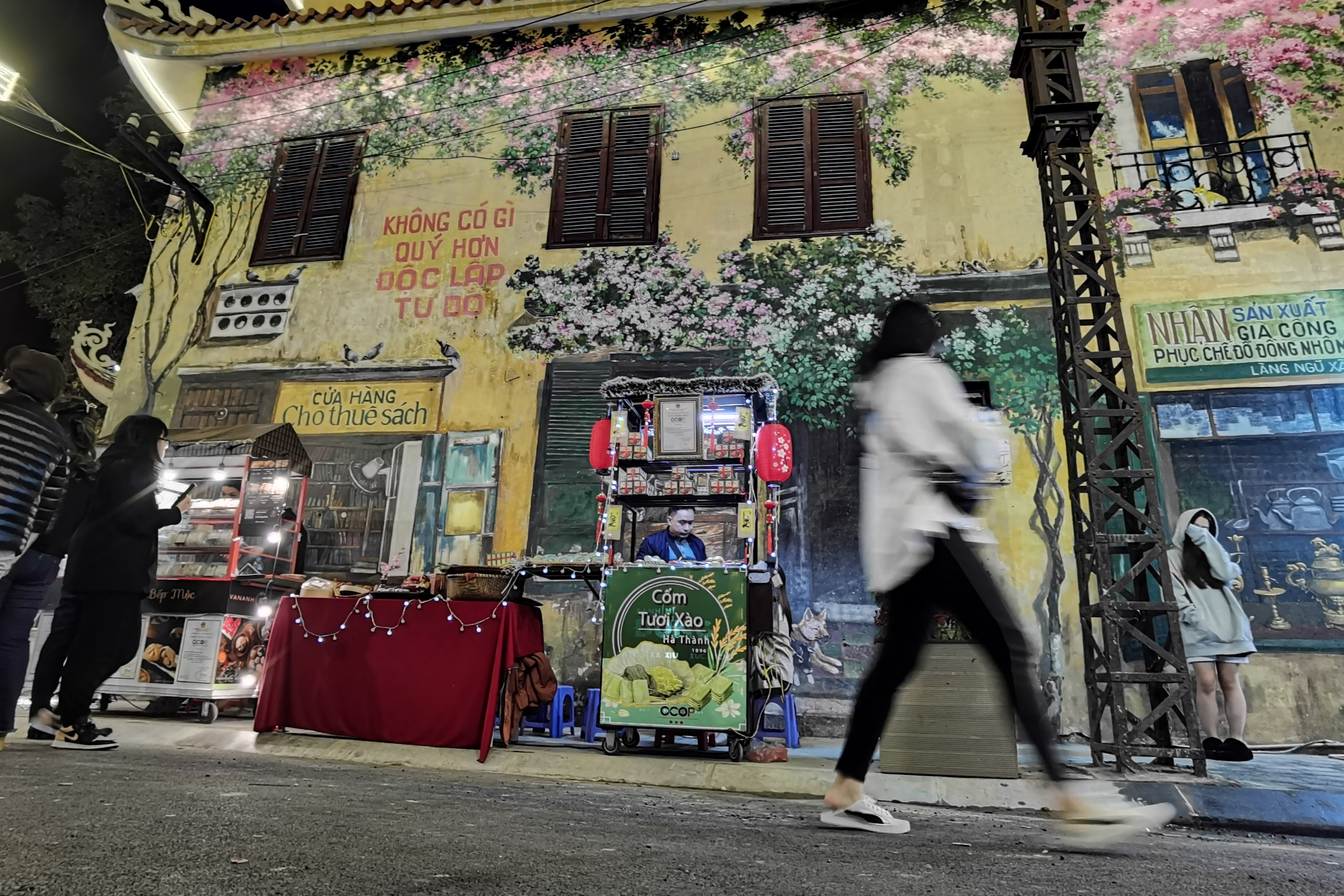 Đoạn khu phố ẩm thực &ndash; đi bộ Đảo Ngọc Ngũ X&atilde; b&ecirc;n hồ Tr&uacute;c Bạch cũng được trang tr&iacute; bằng c&aacute;c h&igrave;nh ảnh độc đ&aacute;o về H&agrave; Nội xưa.