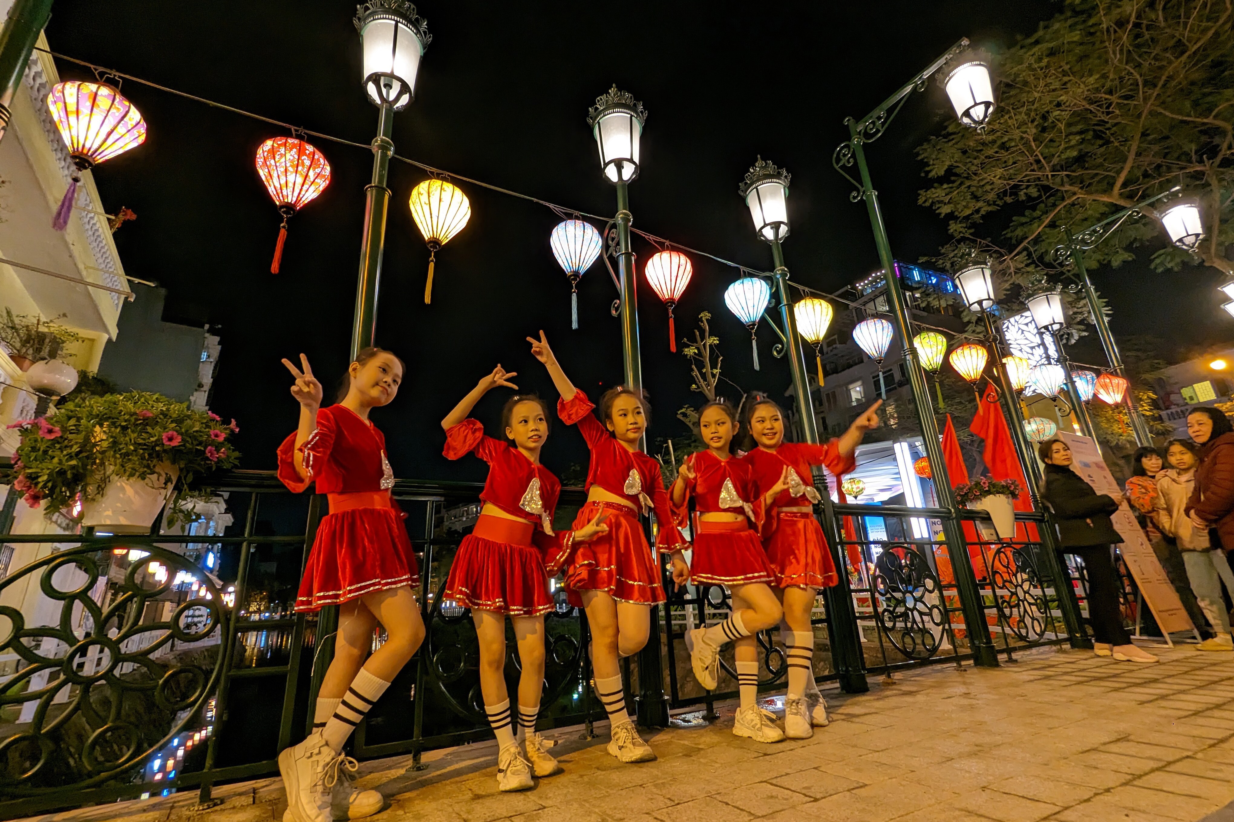 Khu phố ẩm thực &ndash; đi bộ Đảo Ngọc Ngũ X&atilde; b&ecirc;n hồ Tr&uacute;c Bạch kết hợp tổ chức c&aacute;c hoạt động ẩm thực, văn h&oacute;a, nghệ thuật đường phố v&agrave;o ng&agrave;y cuối tuần, c&aacute;c dịp lễ hội. Người d&acirc;n khi dạo chơi tại tuyến phố c&oacute; thể check-in với tiểu cảnh đẹp, tận hưởng kh&ocirc;ng gian ẩm thực đường phố nổi tiếng của khu phố Ngũ X&atilde; v&agrave; c&aacute;c khu vực xung quanh.