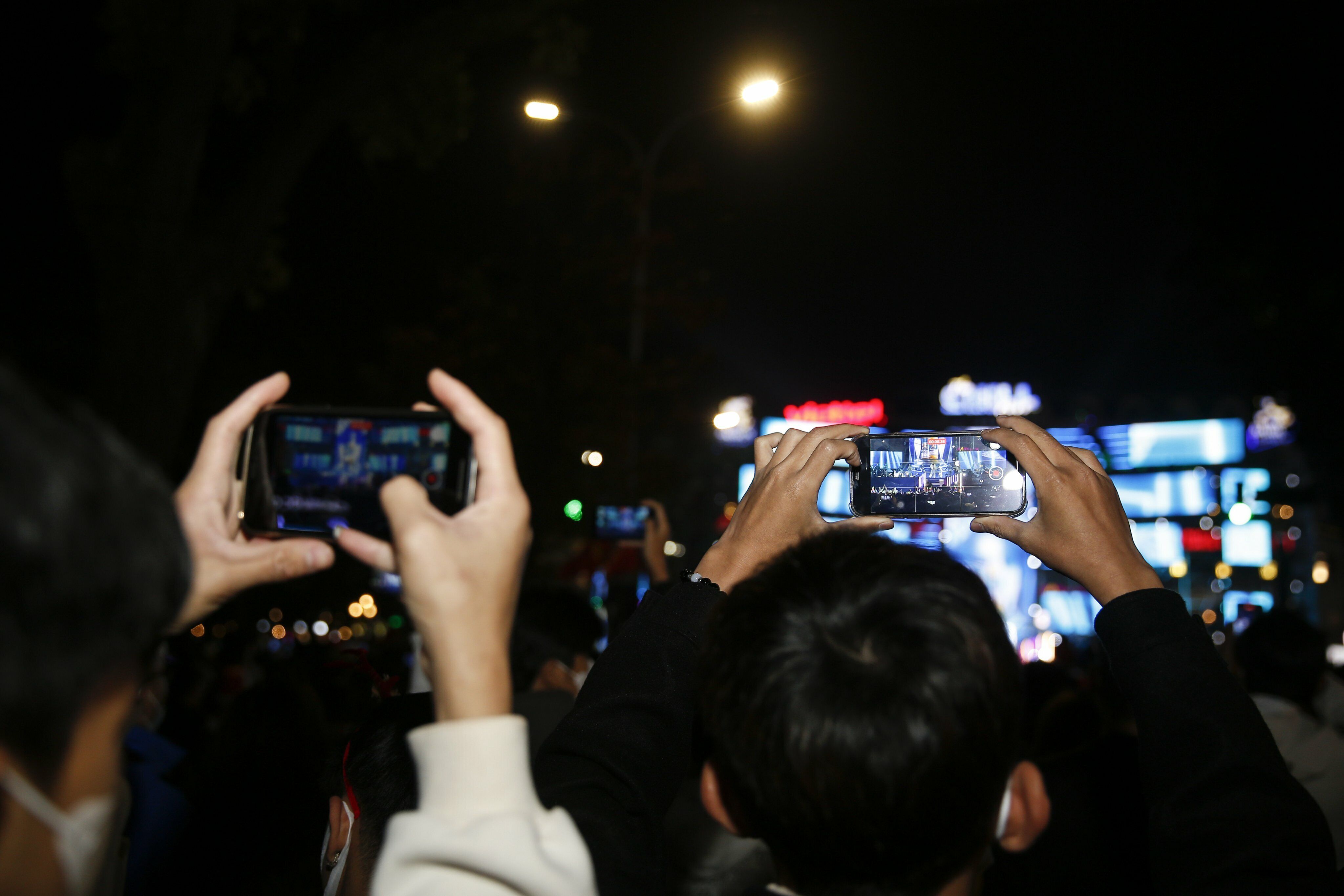 Tại lễ hội &acirc;m nhạc c&oacute; nhiều ca sĩ nổi tiếng n&ecirc;n kh&ocirc;ng &iacute;t người h&acirc;m mộ đ&atilde; ghi lại khoảnh khắc thần tượng m&igrave;nh biểu diễn.