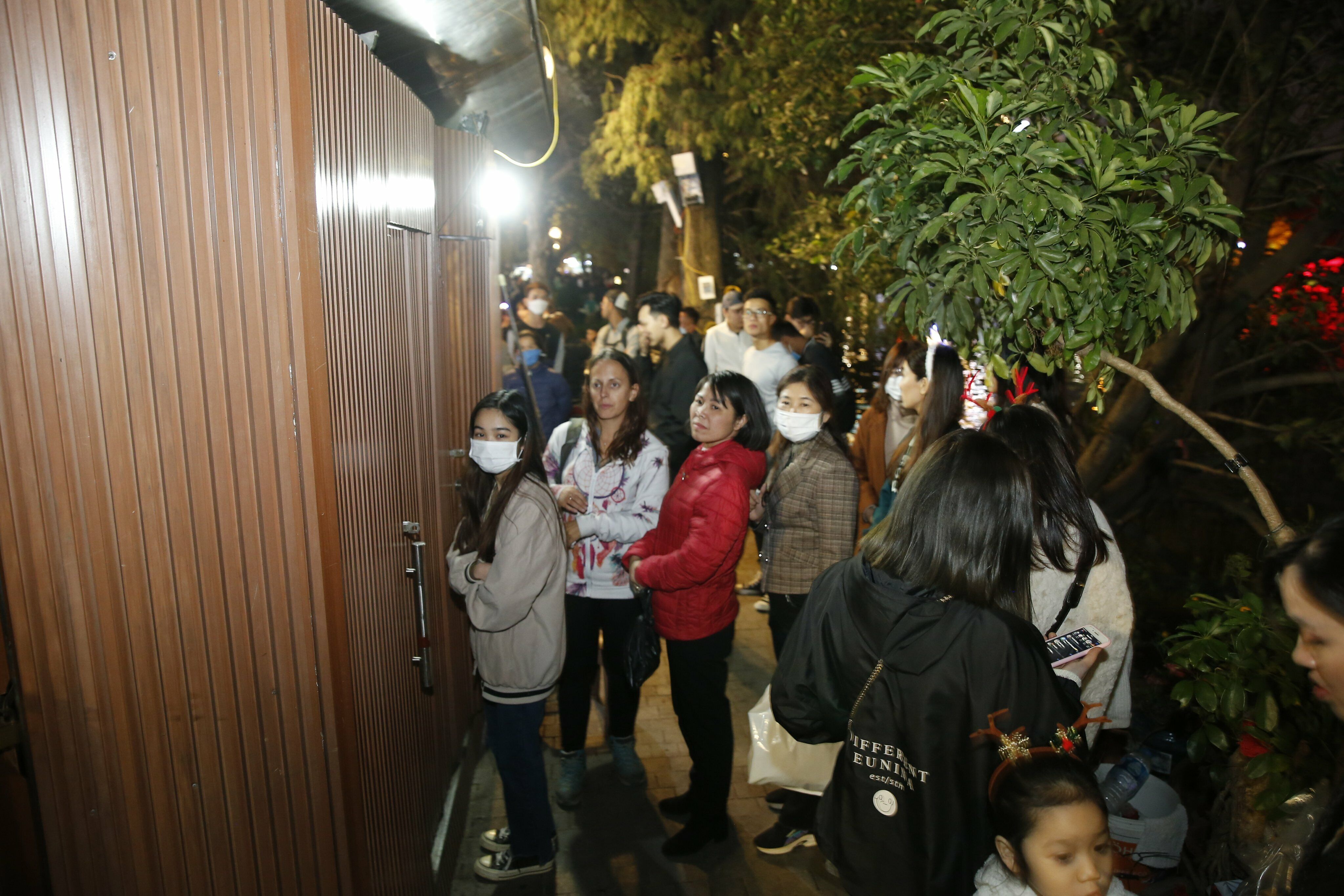 Do số lượng người qu&aacute; đ&ocirc;ng n&ecirc;n nh&agrave; vệ sinh c&ocirc;ng cộng ở đ&acirc;y đ&atilde; qu&aacute; tải, nhiều người phải chờ rất l&acirc;u mới đến lượt m&igrave;nh sử dụng.