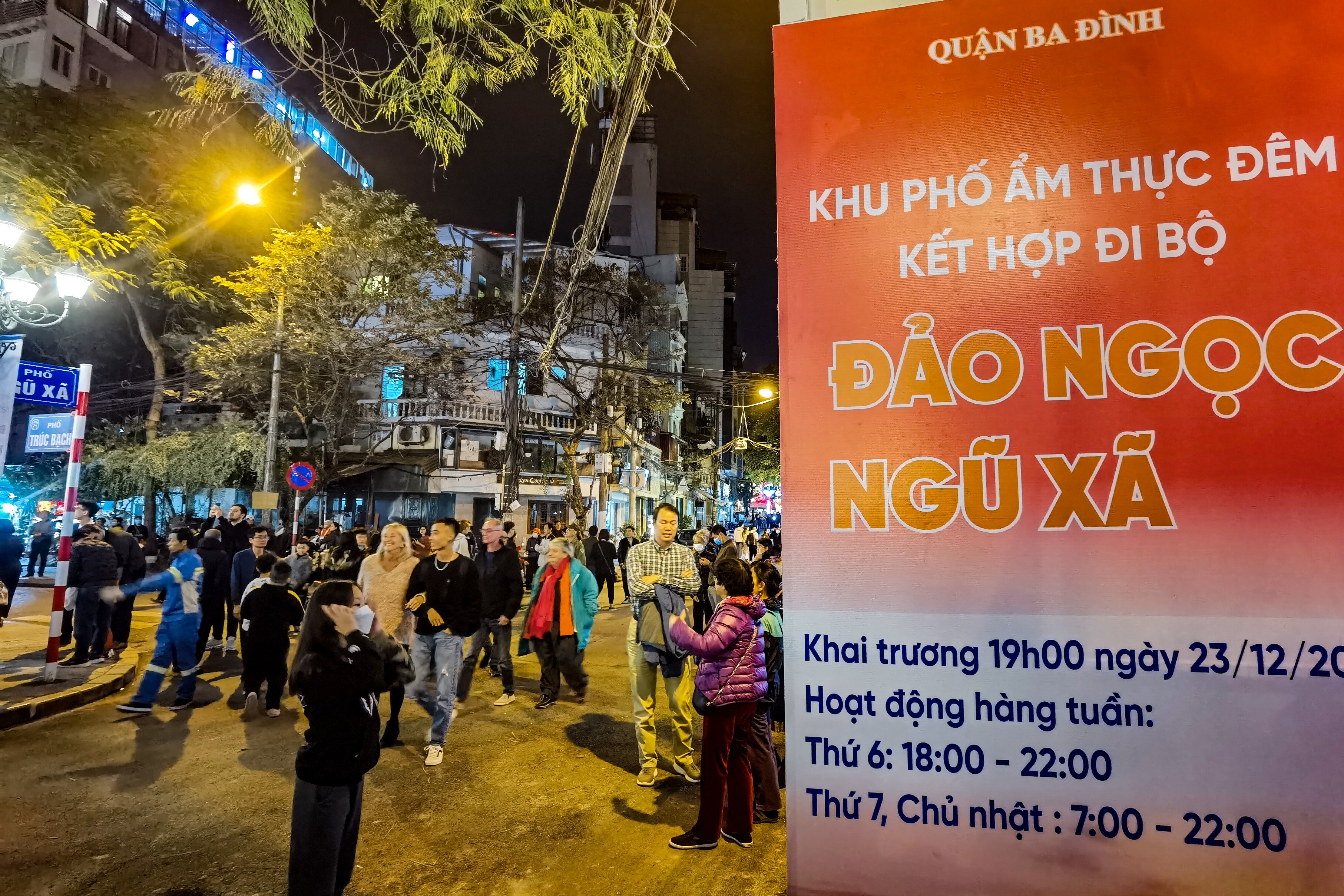 Theo một l&atilde;nh đạo phường Tr&uacute;c Bạch (quận Ba Đ&igrave;nh), trong 3 ng&agrave;y đầu ti&ecirc;n khi đi v&agrave;o hoạt động, dịch vụ ăn uống tại đ&acirc;y sẽ đồng loạt giảm gi&aacute; 15%. Tuyến phố được kỳ vọng l&agrave; nơi quảng b&aacute; sản phẩm qu&agrave; tặng du lịch của H&agrave; Nội.