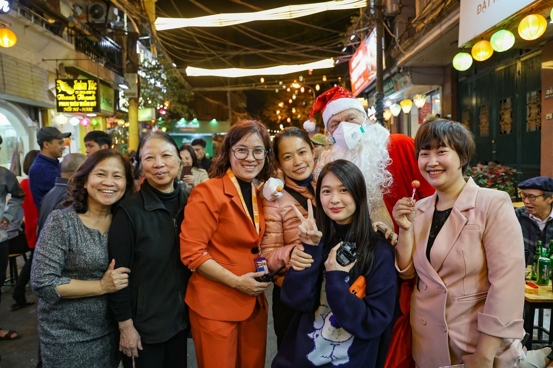 Nhiều gia đ&igrave;nh ở H&agrave; Nội biết tin  Khu phố ẩm thực &ndash; đi bộ Đảo Ngọc Ngũ X&atilde; b&ecirc;n hồ Tr&uacute;c Bạch mở cửa v&agrave;o tối 23/12 n&ecirc;n đ&atilde; rủ người th&acirc;n sắp xếp lịch từ mấy h&ocirc;m trước để đến thăm quan v&agrave; thưởng thức ẩm thực tại đ&acirc;y.