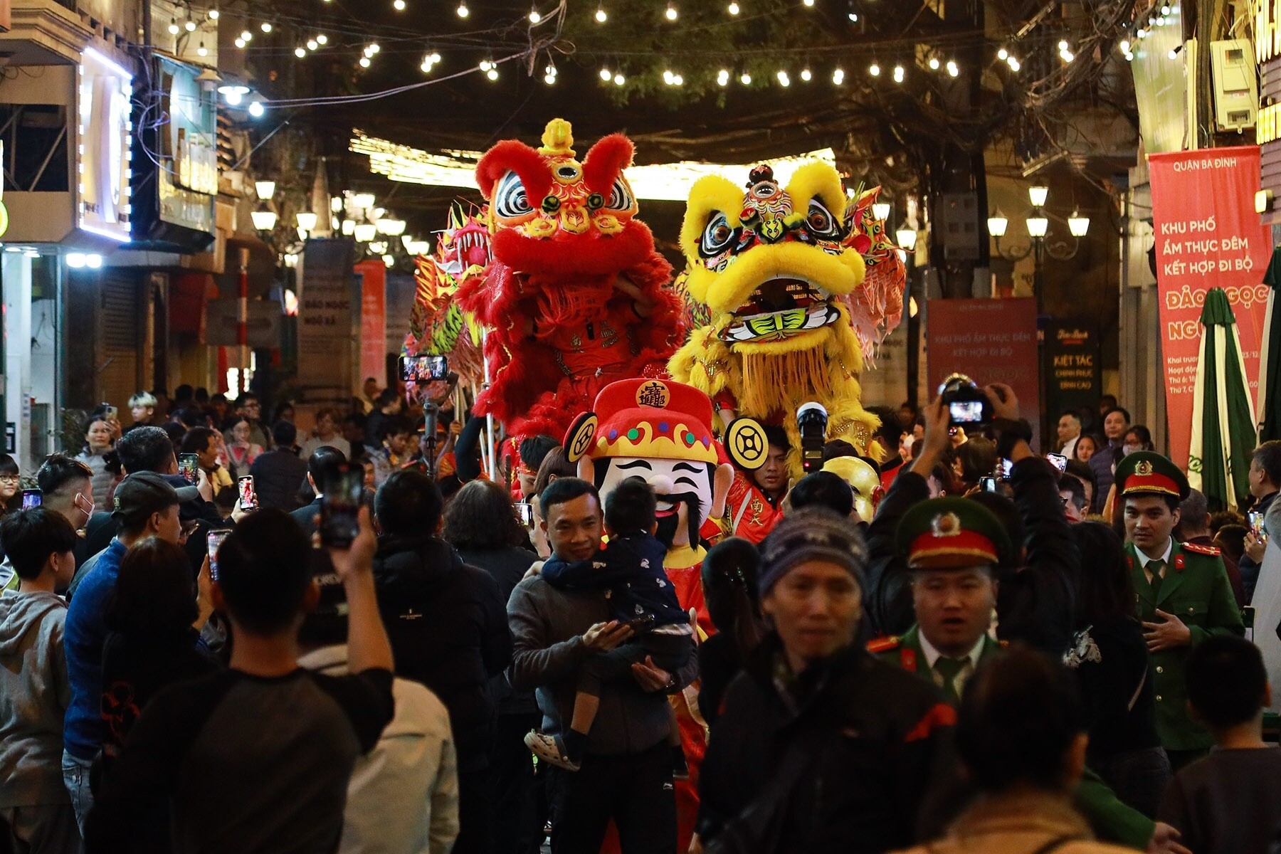 Sau khi ch&iacute;nh thức mở cửa, h&agrave;ng ngh&igrave;n người d&acirc;n, kh&aacute;ch du lịch đ&atilde; c&oacute; mặt tại khu phố n&agrave;y để tham quan, chụp ảnh, ăn uống. Đ&ocirc;ng nhất l&agrave; khu vực b&aacute;n đồ ăn, tr&agrave; sữa, nhiều người phải xếp h&agrave;ng chờ do b&ecirc;n trong kh&ocirc;ng c&ograve;n b&agrave;n trống.