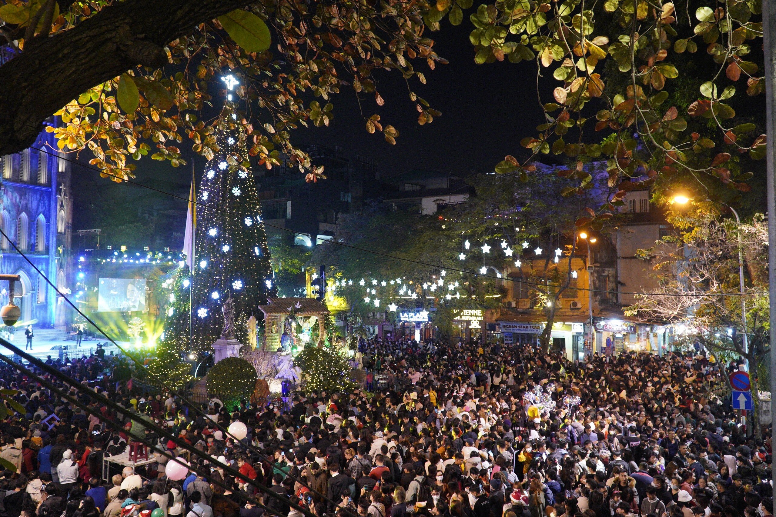 Tối 24/12, "biển người" đ&atilde; đổ dồn về tuyến phố đi bộ v&agrave; Nh&agrave; thờ lớn H&agrave; Nội để tận hưởng kh&ocirc;ng kh&iacute; Noel.