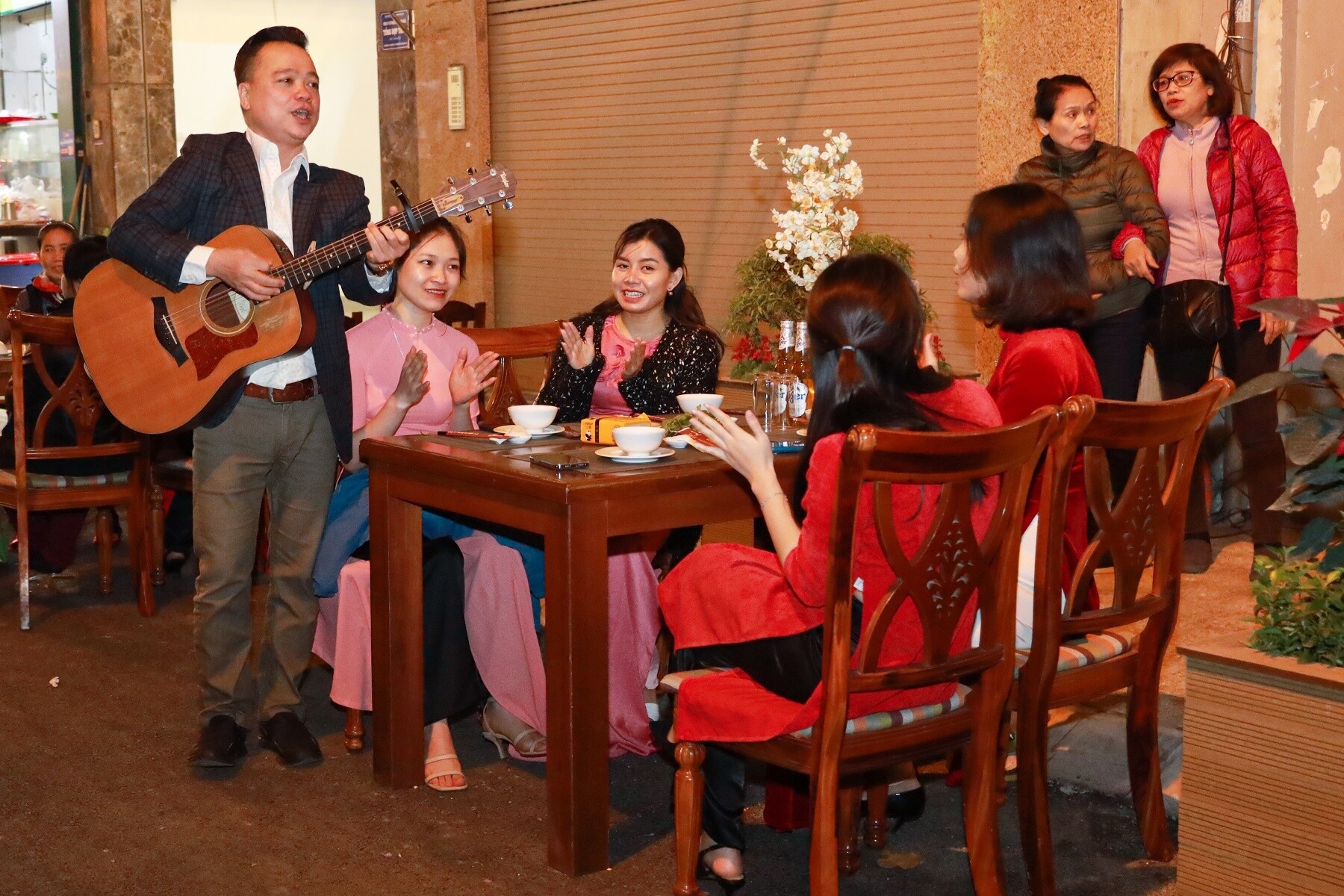 "Kh&ocirc;ng gian đẹp, đồ ăn ngon v&agrave; gi&aacute; th&agrave;nh cũng phải chăng, ch&uacute;ng t&ocirc;i cảm thấy rất h&agrave;i l&ograve;ng khi l&agrave; những du kh&aacute;ch đầu ti&ecirc;n trải nghiệm Khu phố ẩm thực &ndash; đi bộ Đảo Ngọc Ngũ X&atilde; b&ecirc;n hồ Tr&uacute;c Bạch", chị Lan, đến từ Thanh Tr&igrave; (H&agrave; Nội) cho biết.