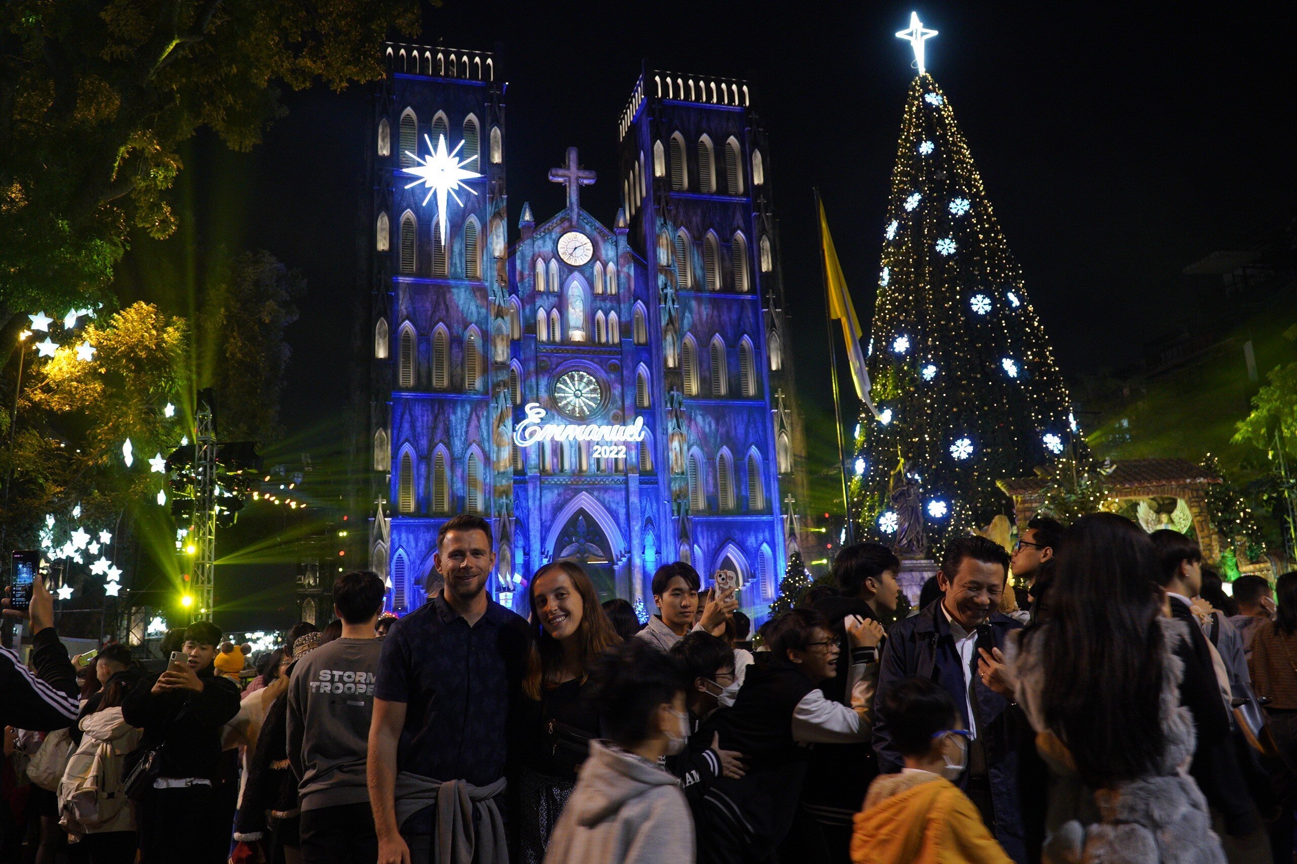 Ngay từ khoảng hơn 20h, tại trước cửa Nh&agrave; thờ lớn H&agrave; Nội đ&atilde; bắt đầu xuất hiện cảnh d&ograve;ng người đ&ocirc;ng nghịt chen ch&uacute;c nhau.