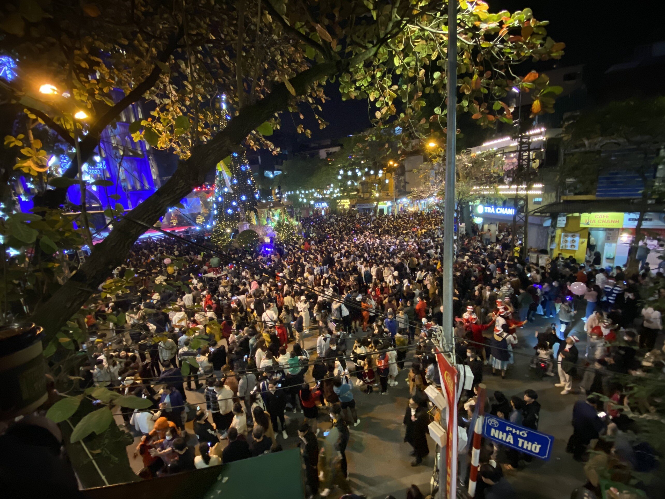 Chỉ trong thời gian ngắn, kh&ocirc;ng gian trước Nh&agrave; thờ lớn đ&atilde; n&ecirc;m k&iacute;n người.